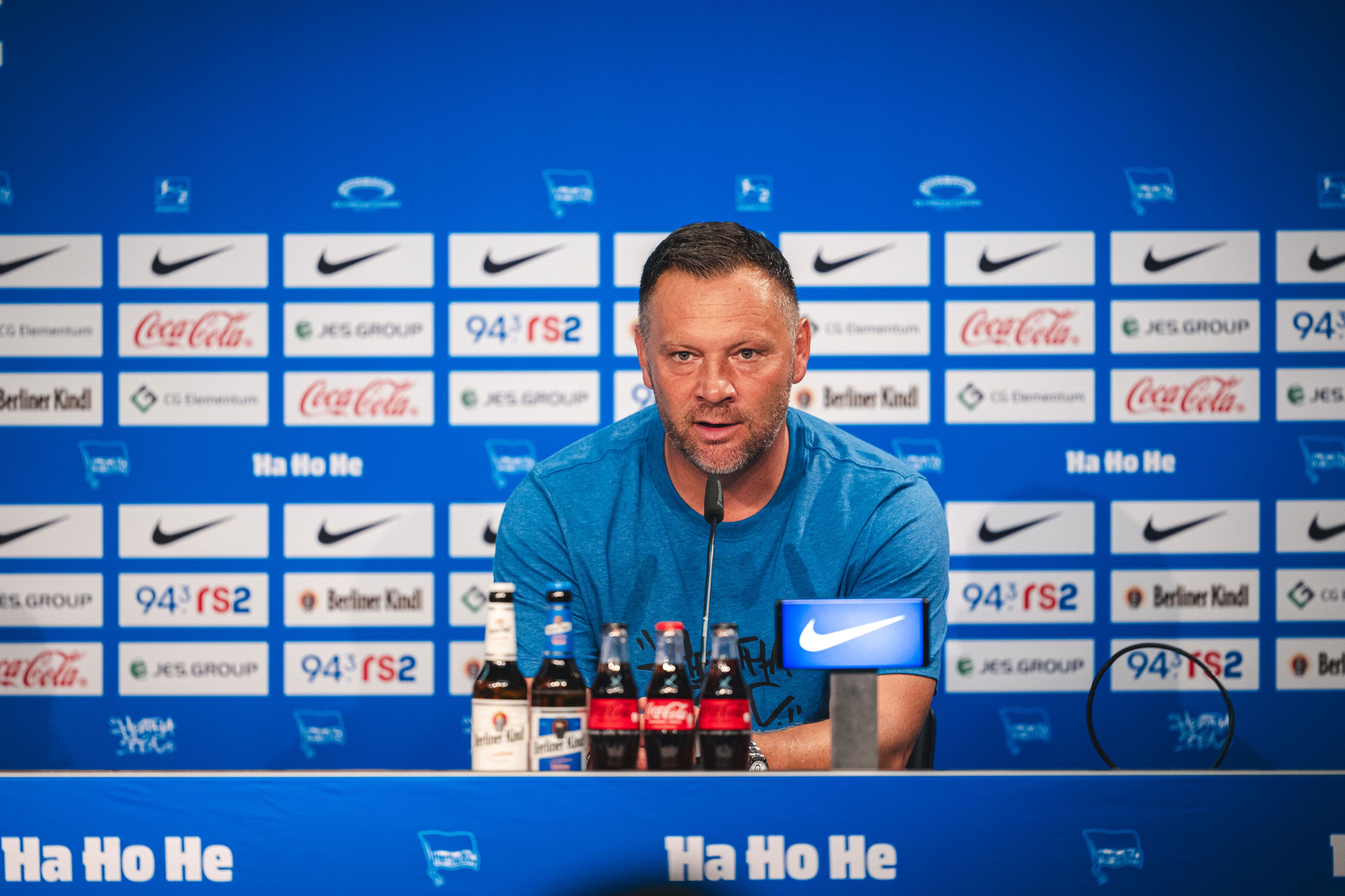 Pál Dárdai auf dem Pressepodium im Olympiastadion.