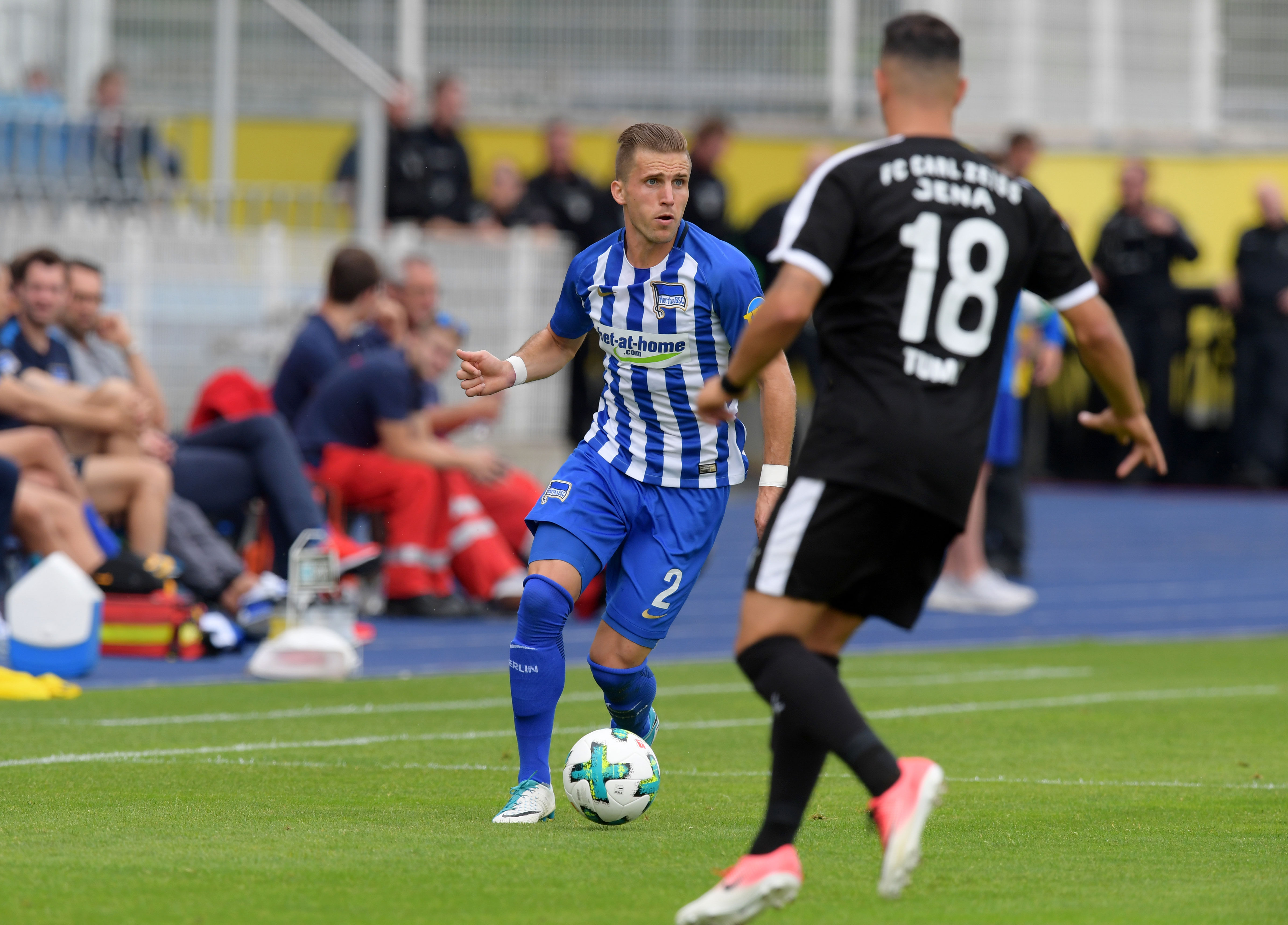 Peter Pekarík führt den Ball im Test gegen Carl Zeiss Jena.