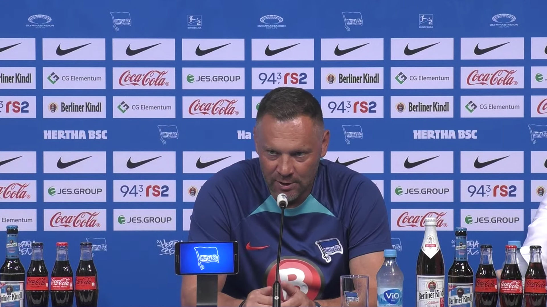 Pál Dárdai sitzt und spricht auf dem Pressepodium.