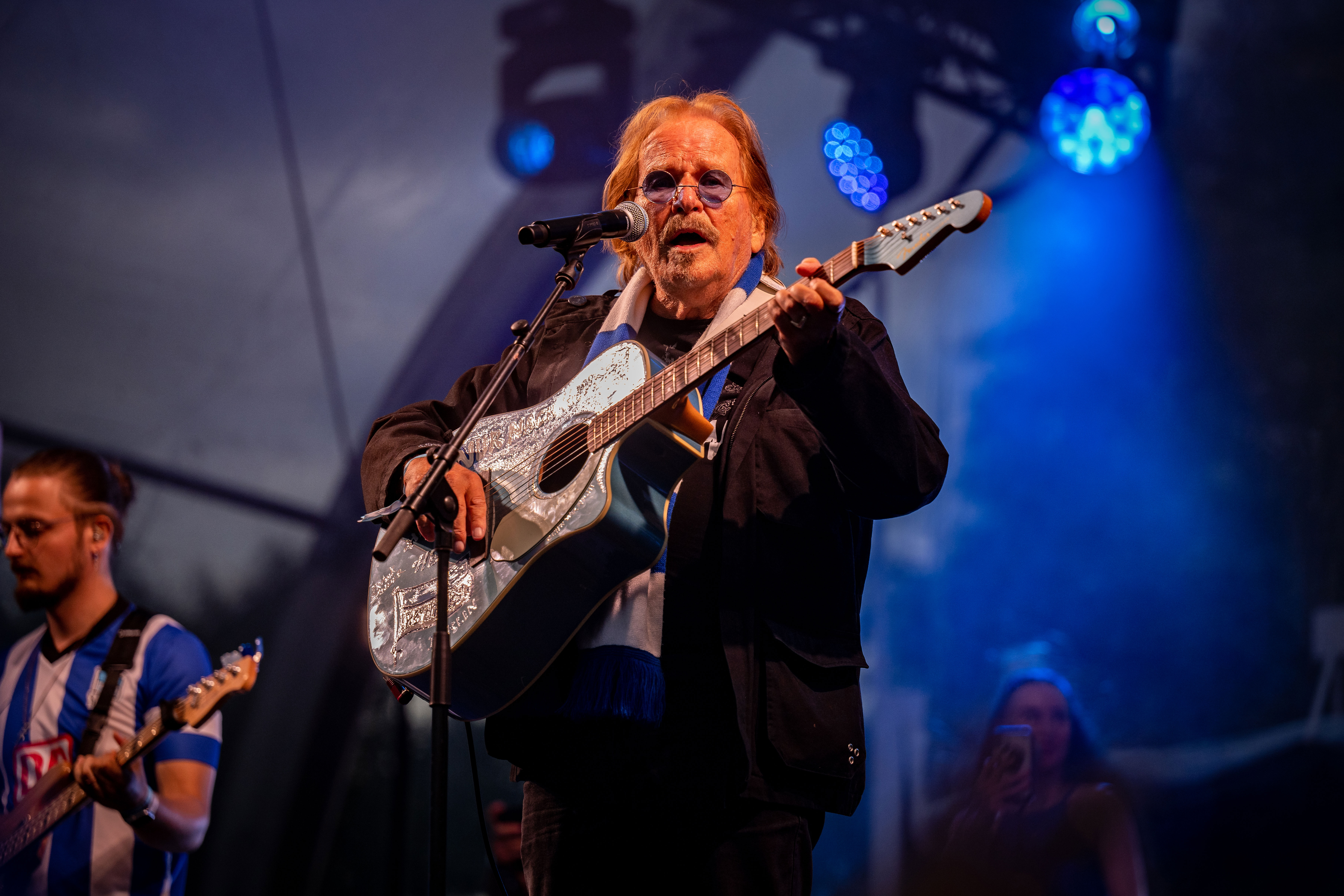 Frank Zander singt auf der Bühne.