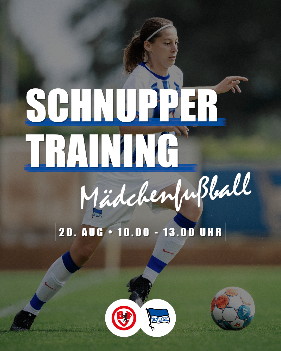 Ein Mädchen im blau-weißen Trainingsoutfit führt den Ball.