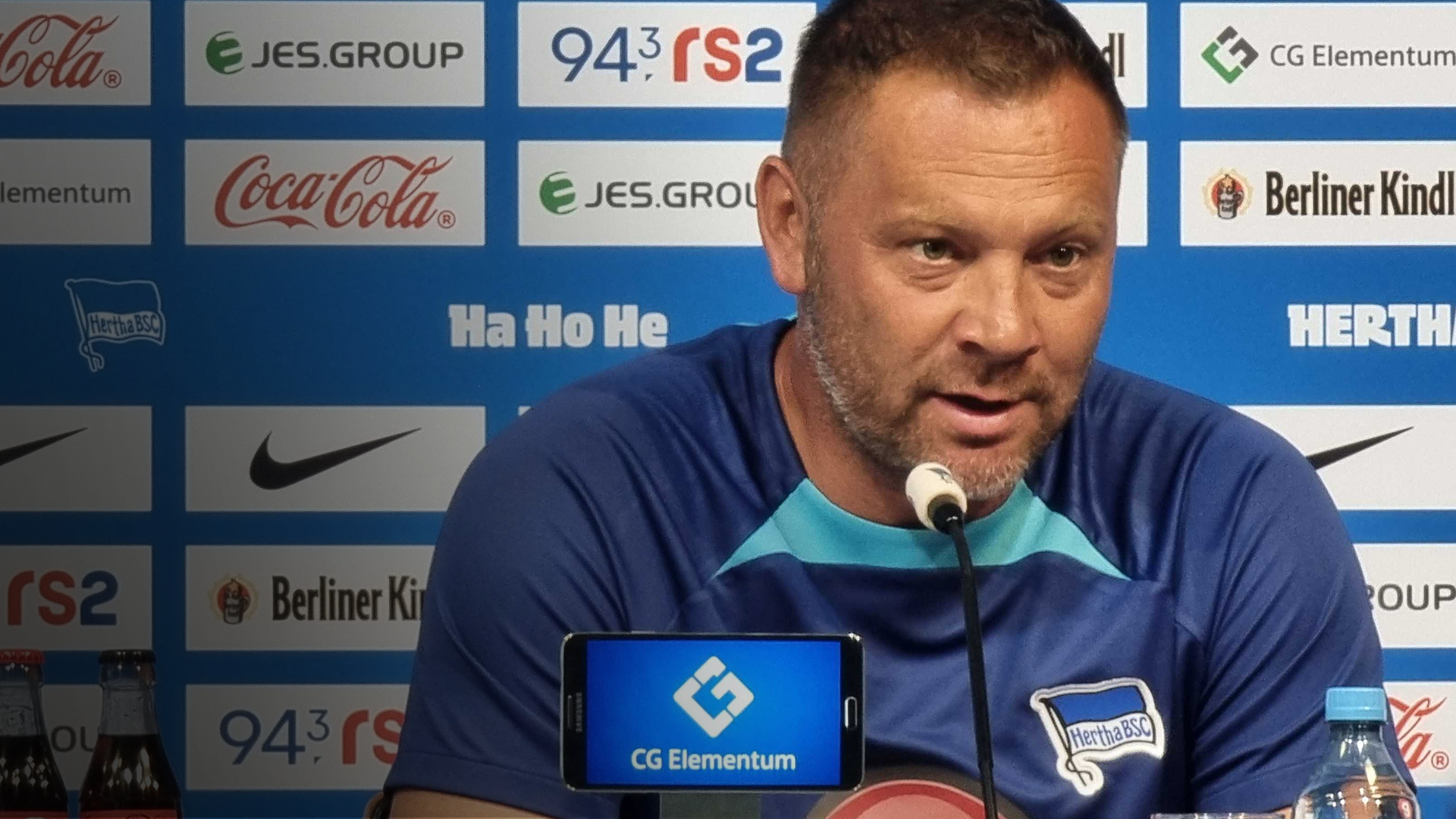 Pál Dárdai spricht auf der PK vor dem Spiel in Hamburg.
