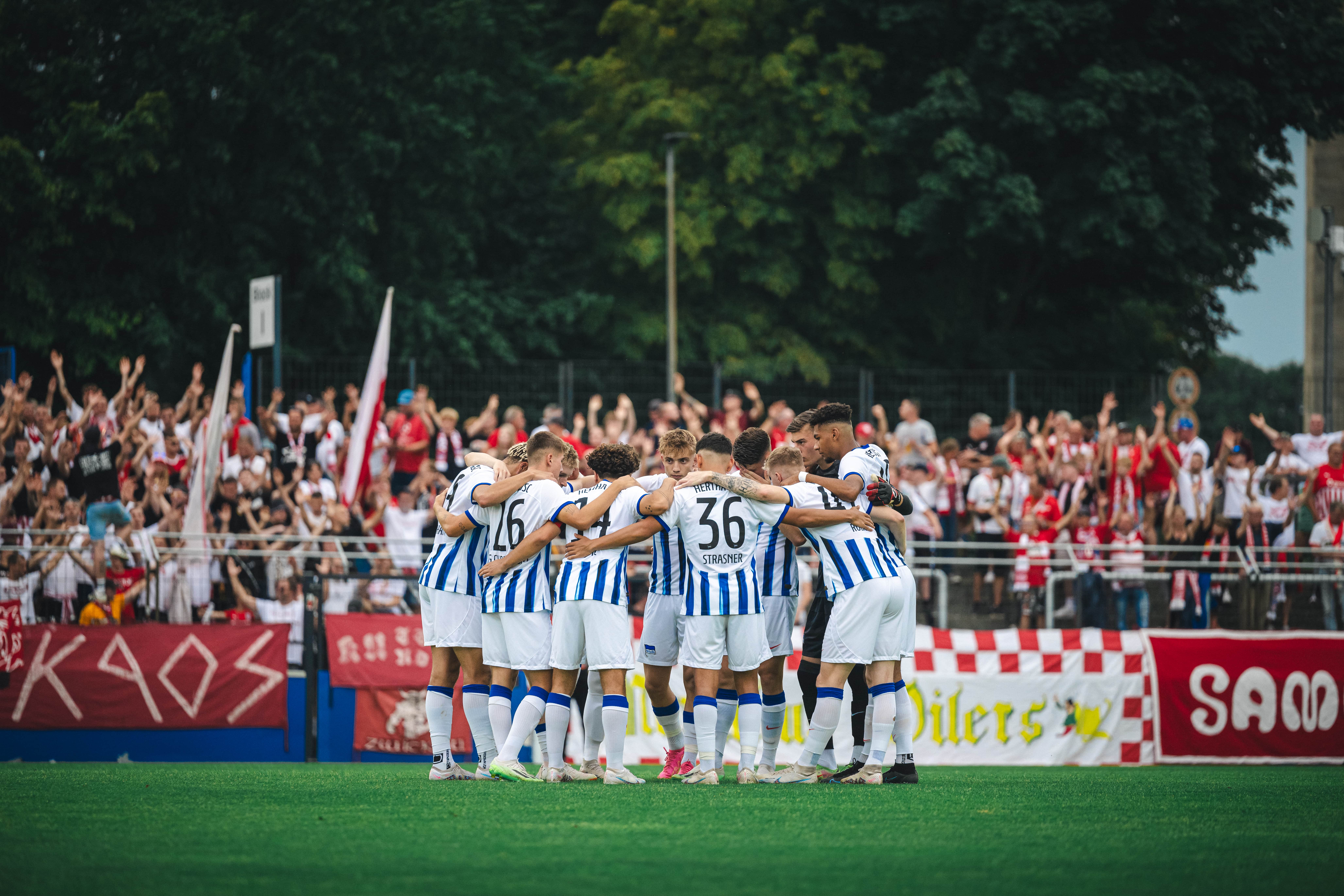 Unsere U23 bildet einen Mannschaftskreis.