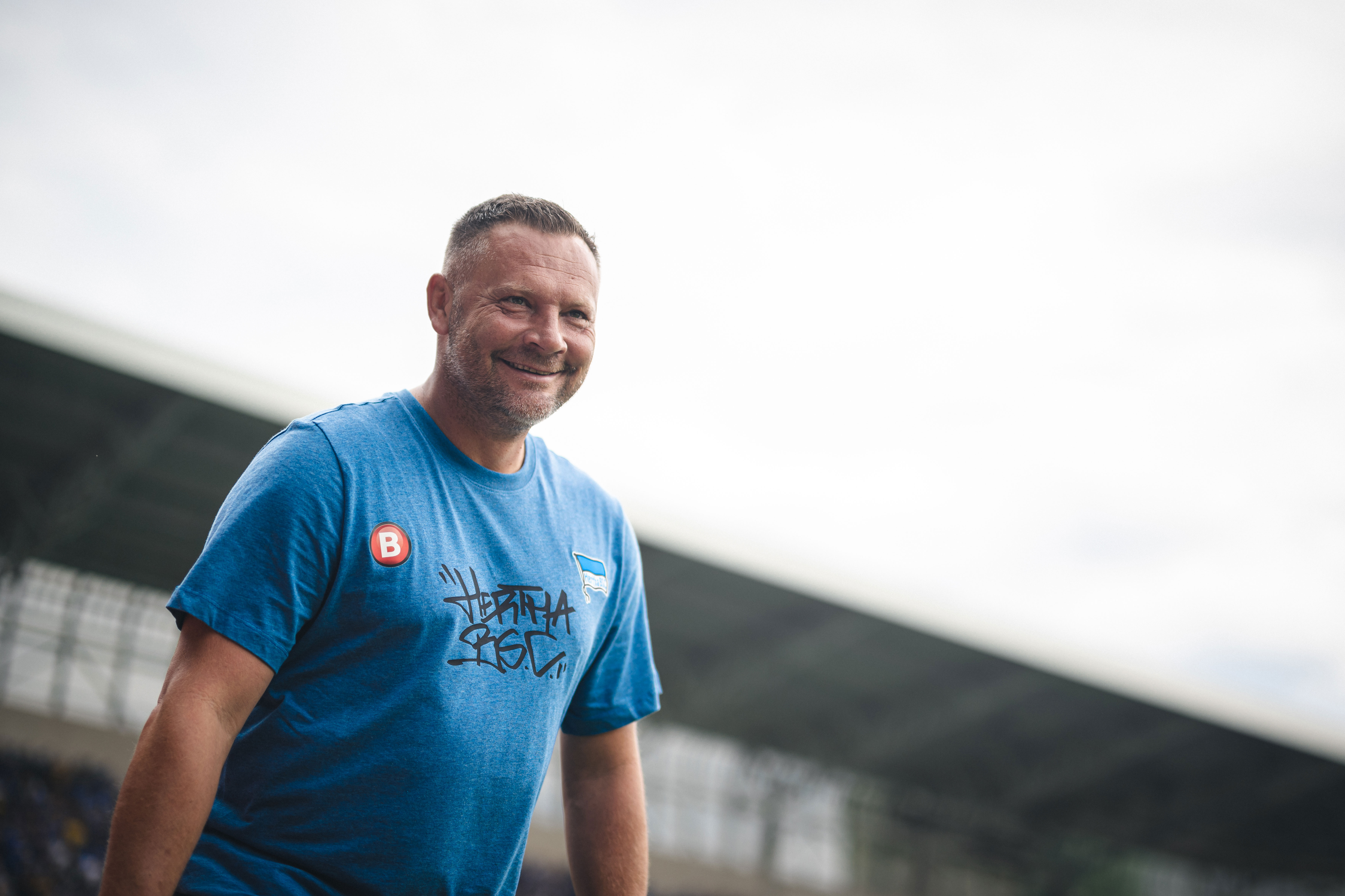 Pál Dárdai betritt lächelnd das Stadion in Jena.