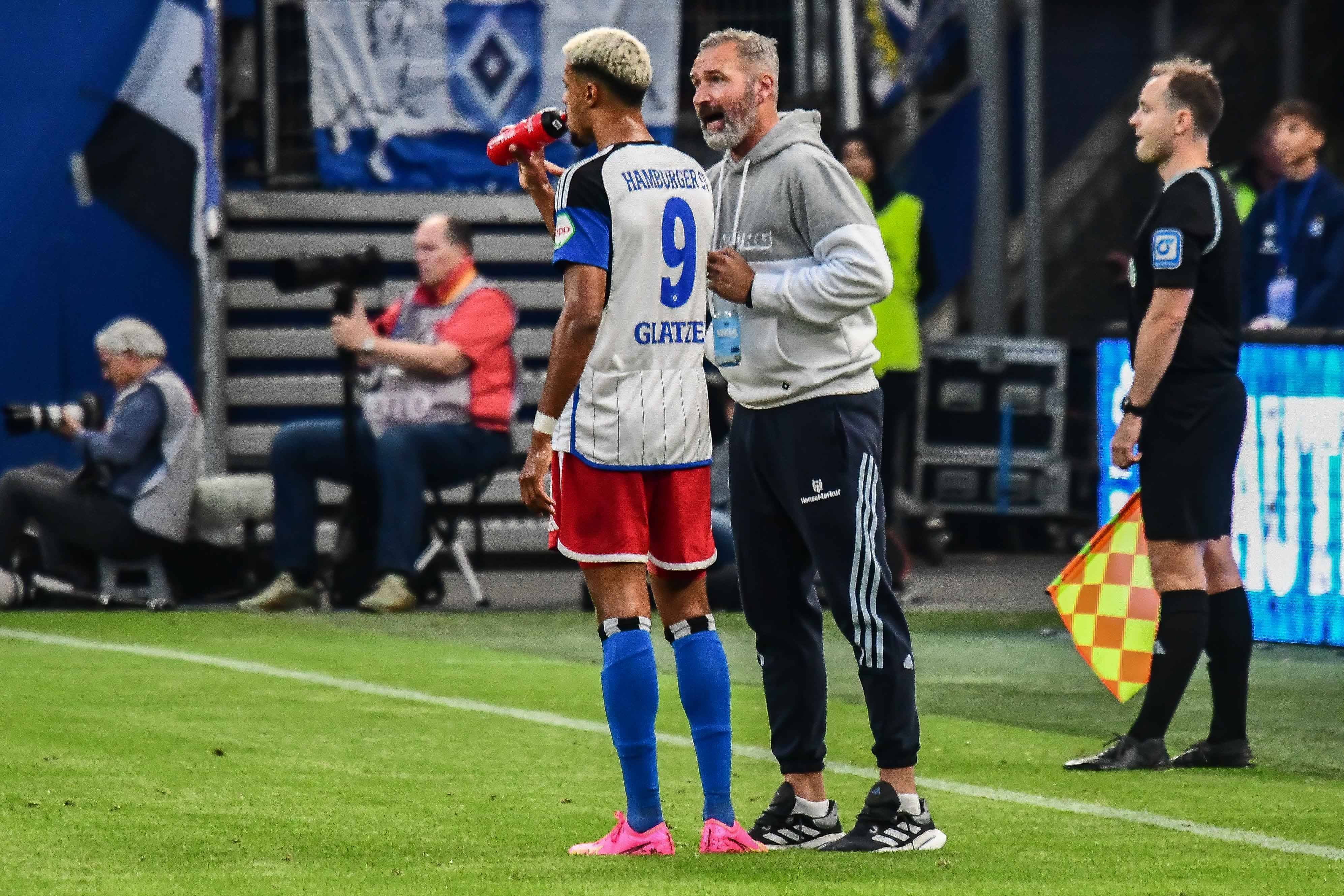 Tim Walter im Gespräch mit Robert Glatzel.