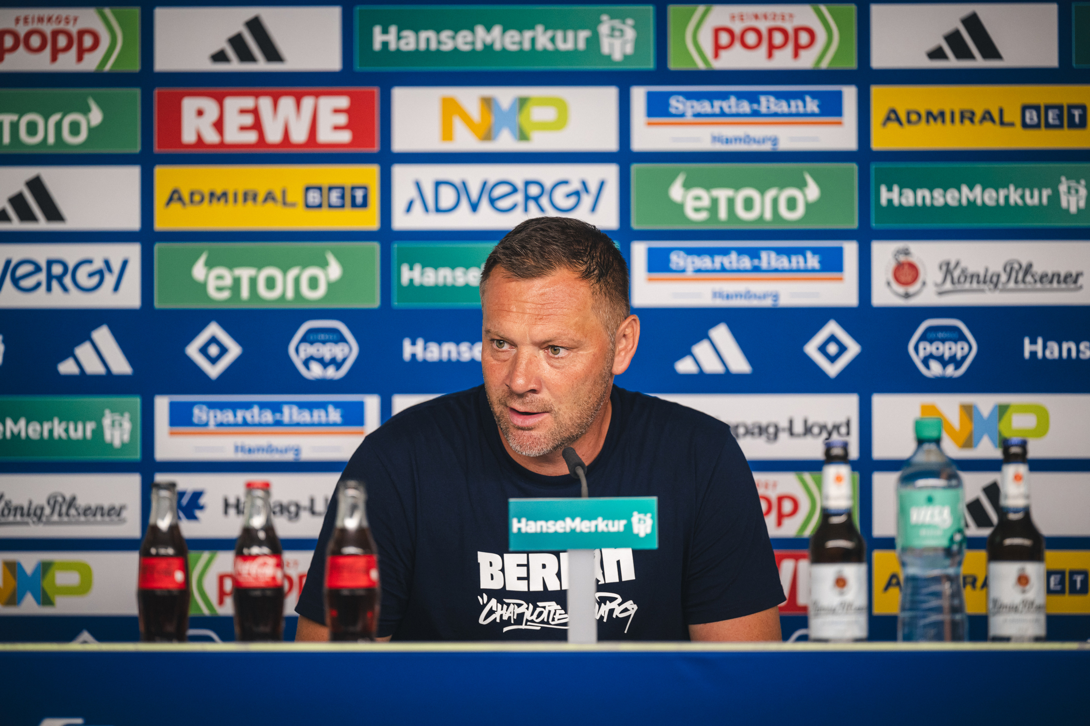 Pál Dárdai spricht auf der Pressekonferenz nach der Partie.