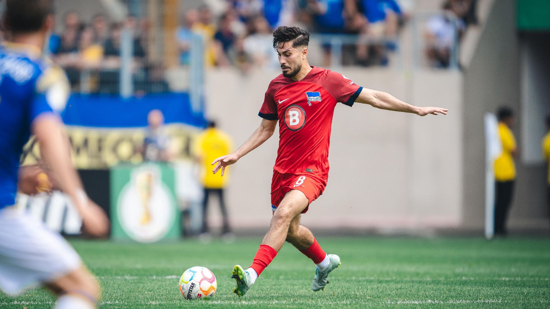 Suat Serdar spielt einen Pass im Hertha-Trikot.