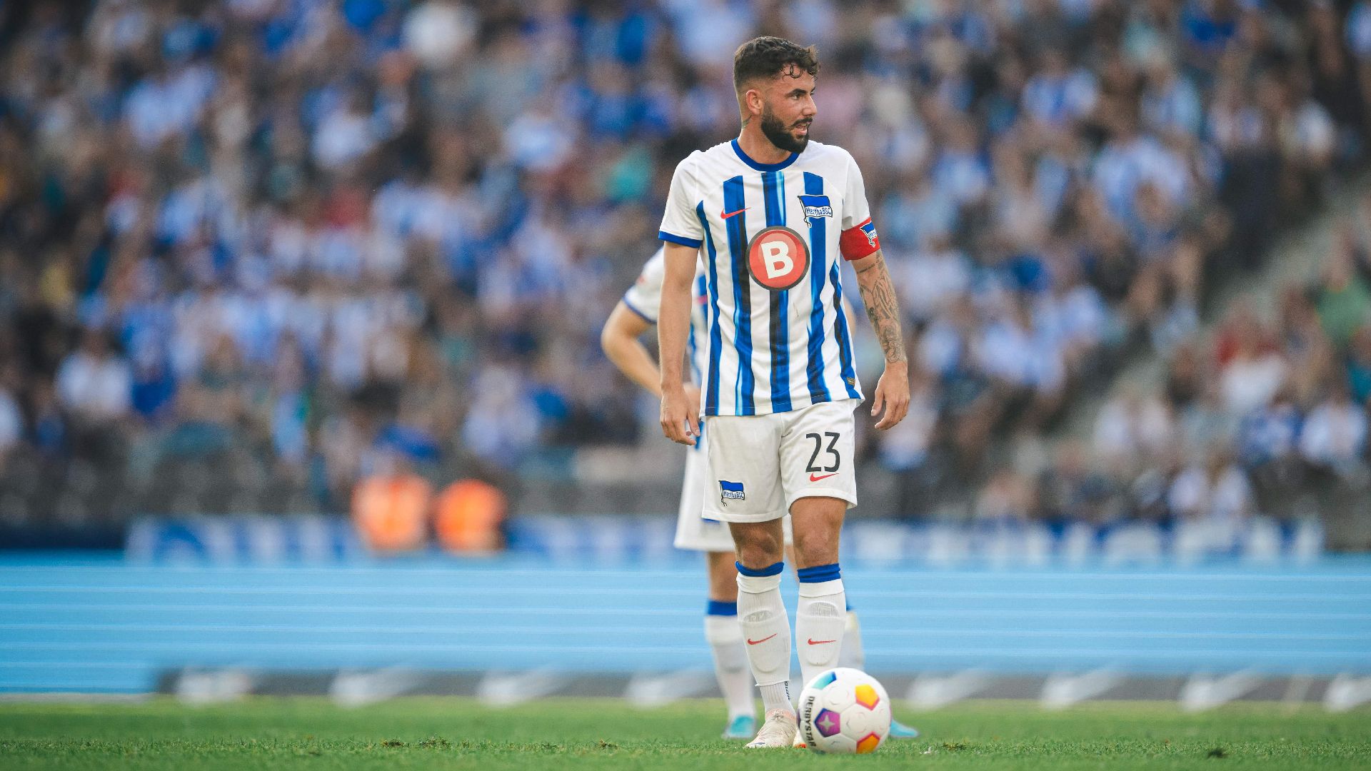 Marco Richter beim Anstoß.