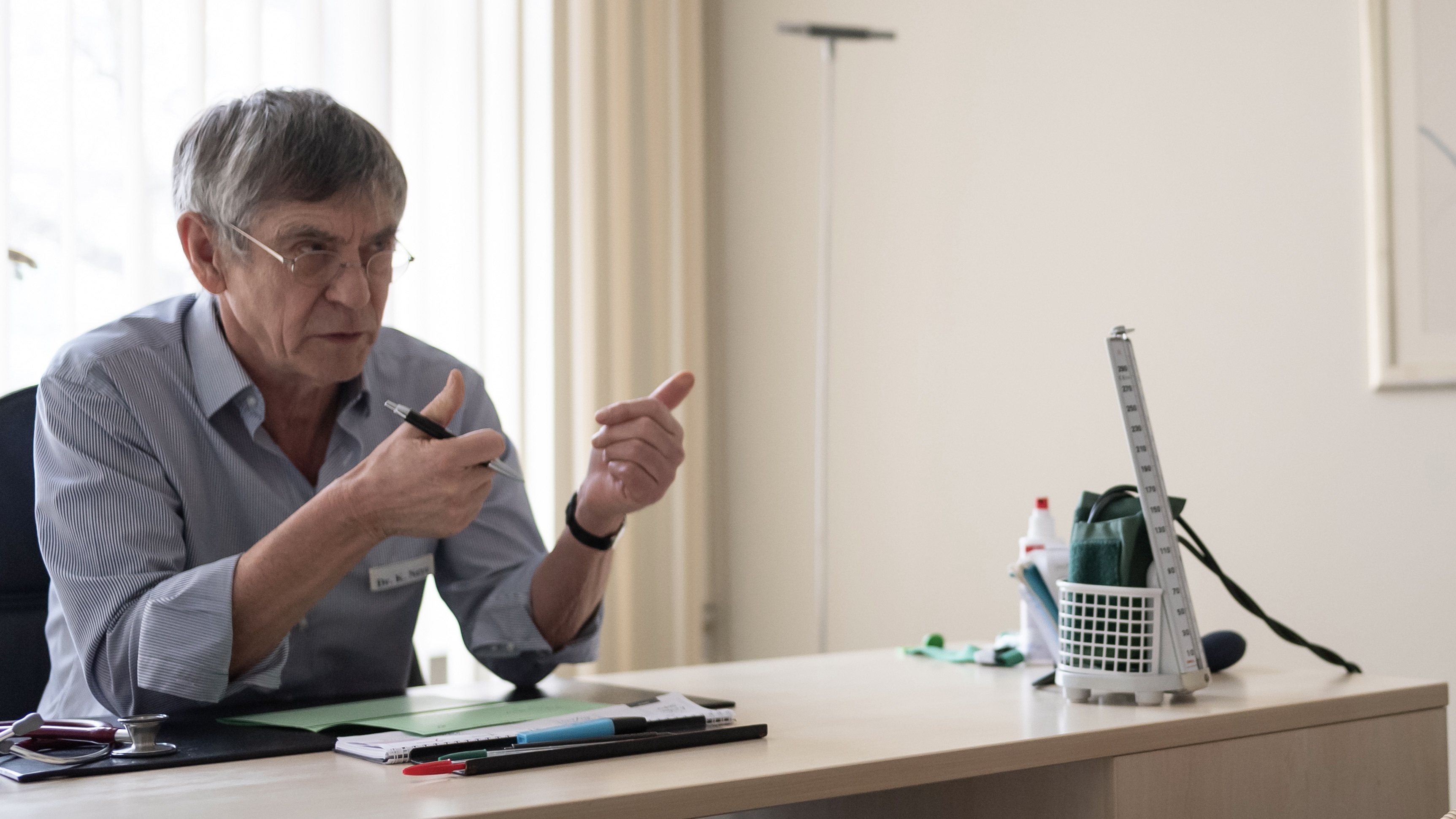 Dr. Klaus Neye in seiner Praxis.