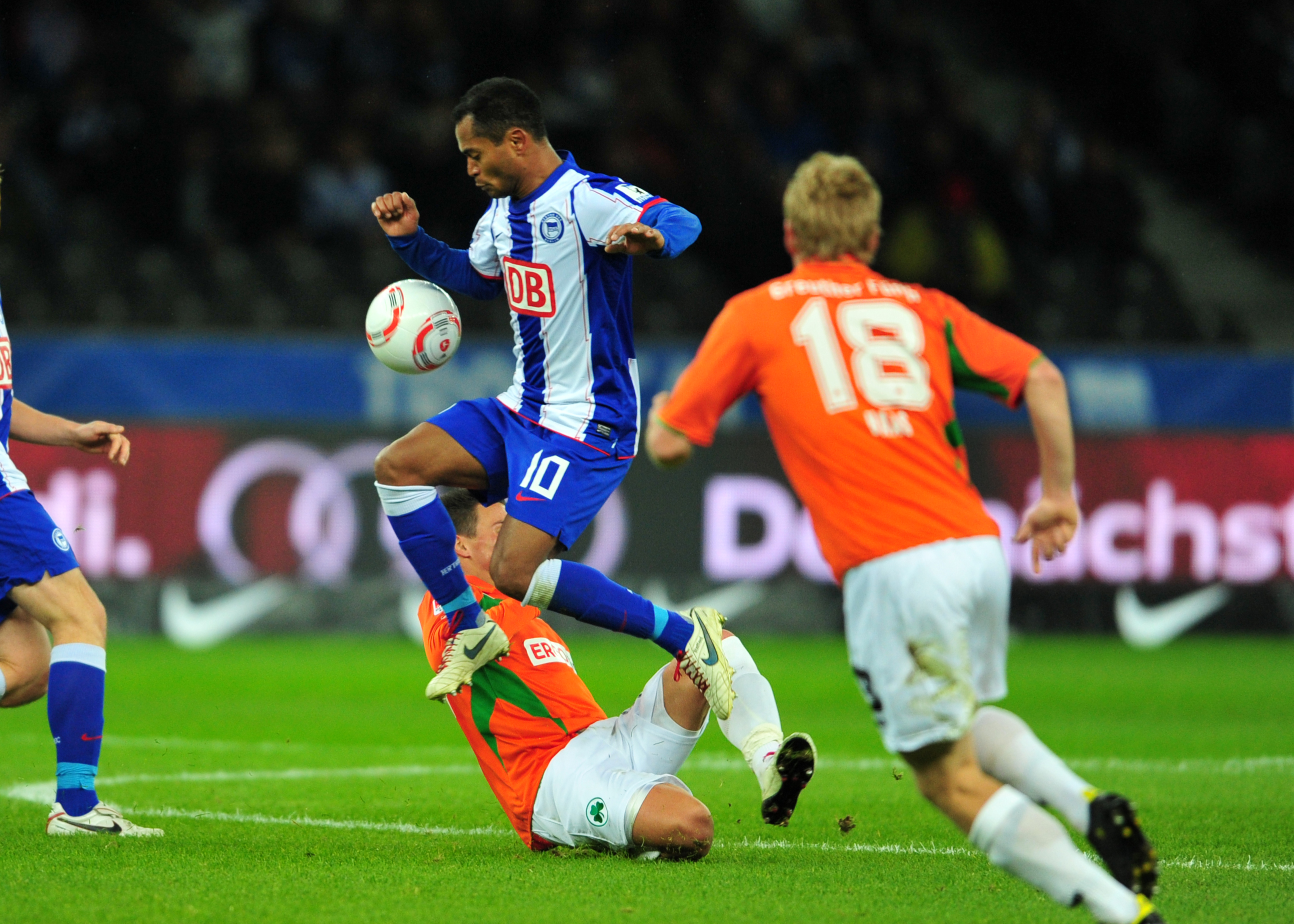 Raffael überspringt einen Fürther Gegenspieler.