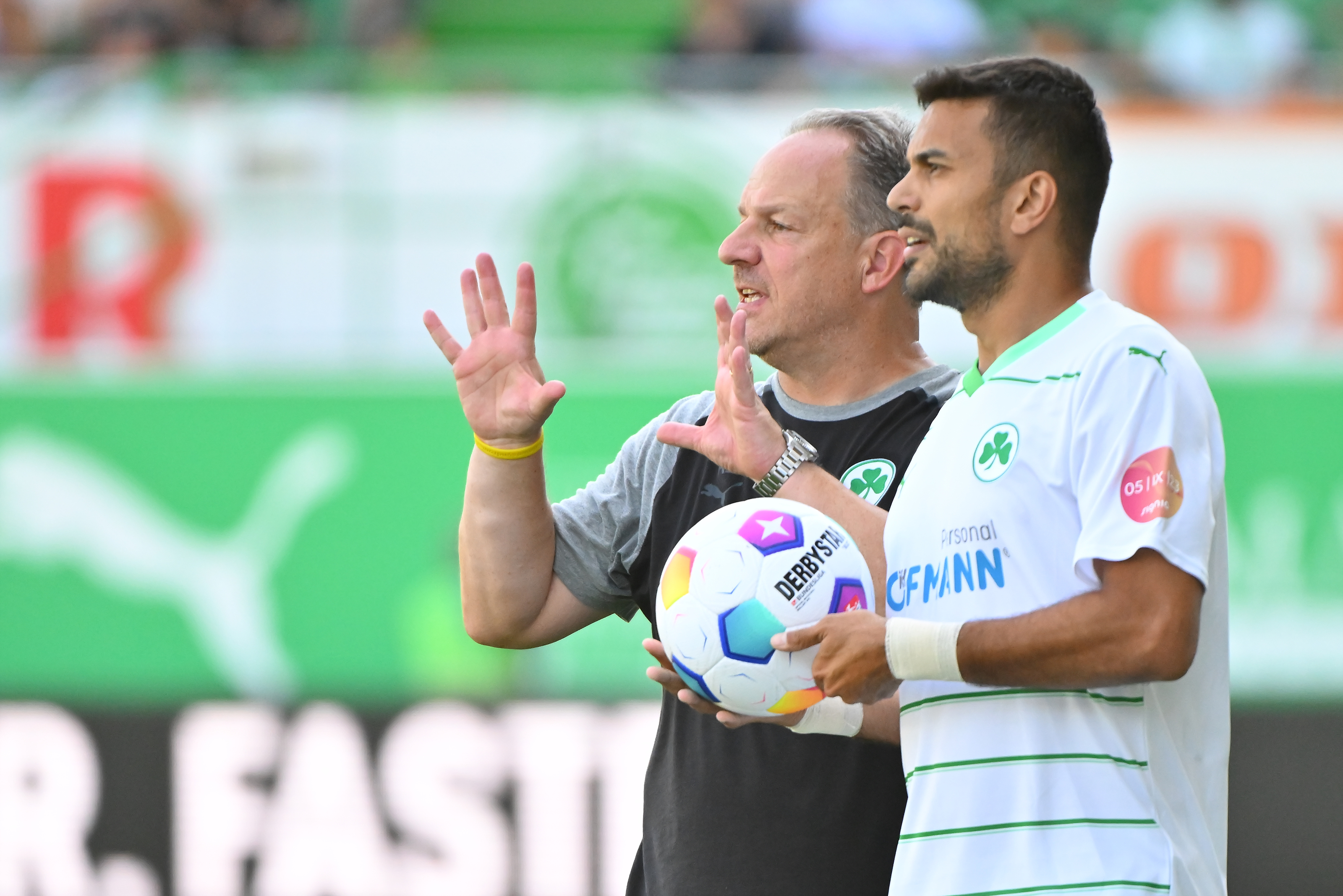 Alexander Zorniger und Oussama Haddadi tauschen sich an der Seitenlinie aus.