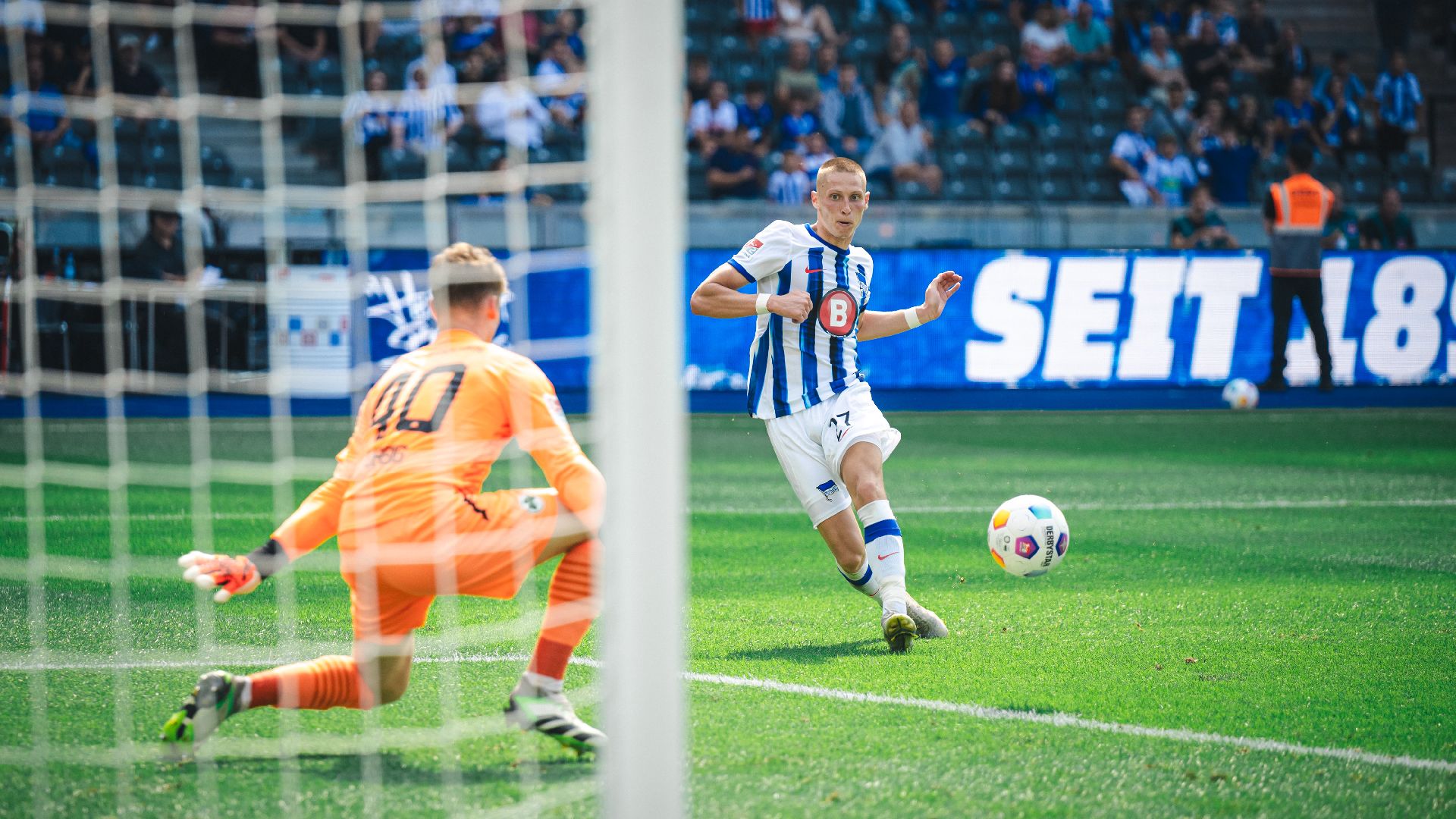 Palkó Dárdai curls it past Ubrig.