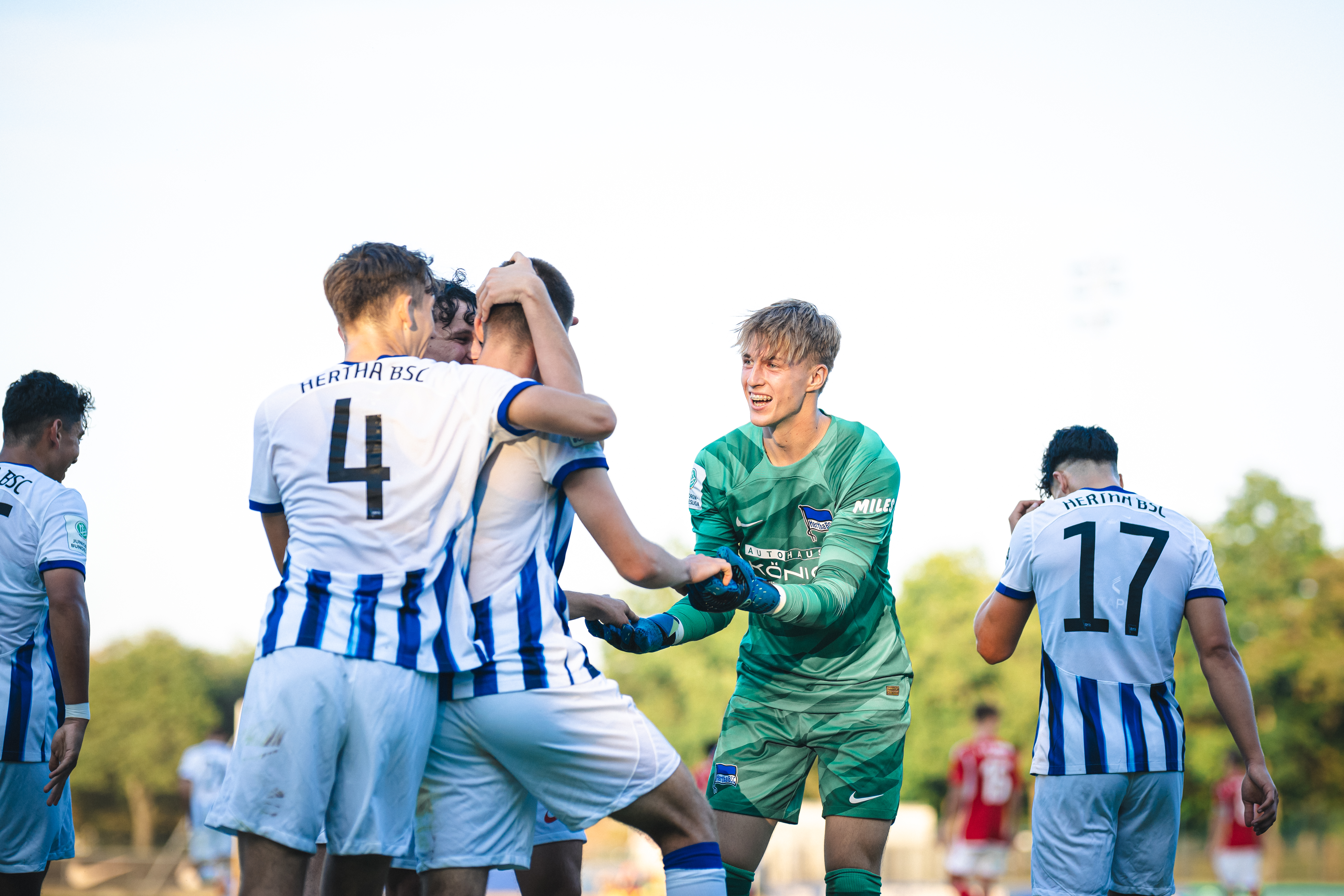 Die U19 jubelt über einen Treffer.