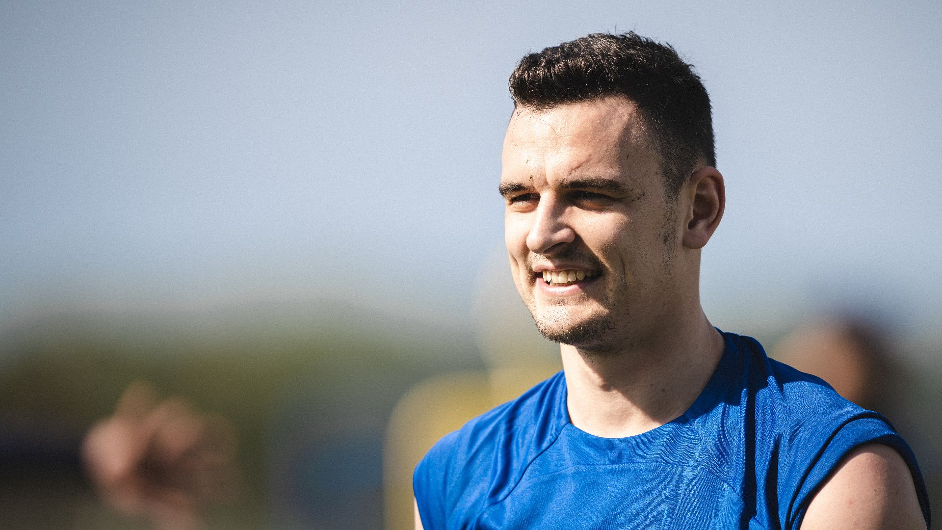 Filip Uremović grinst während einer Trainingseinheit.