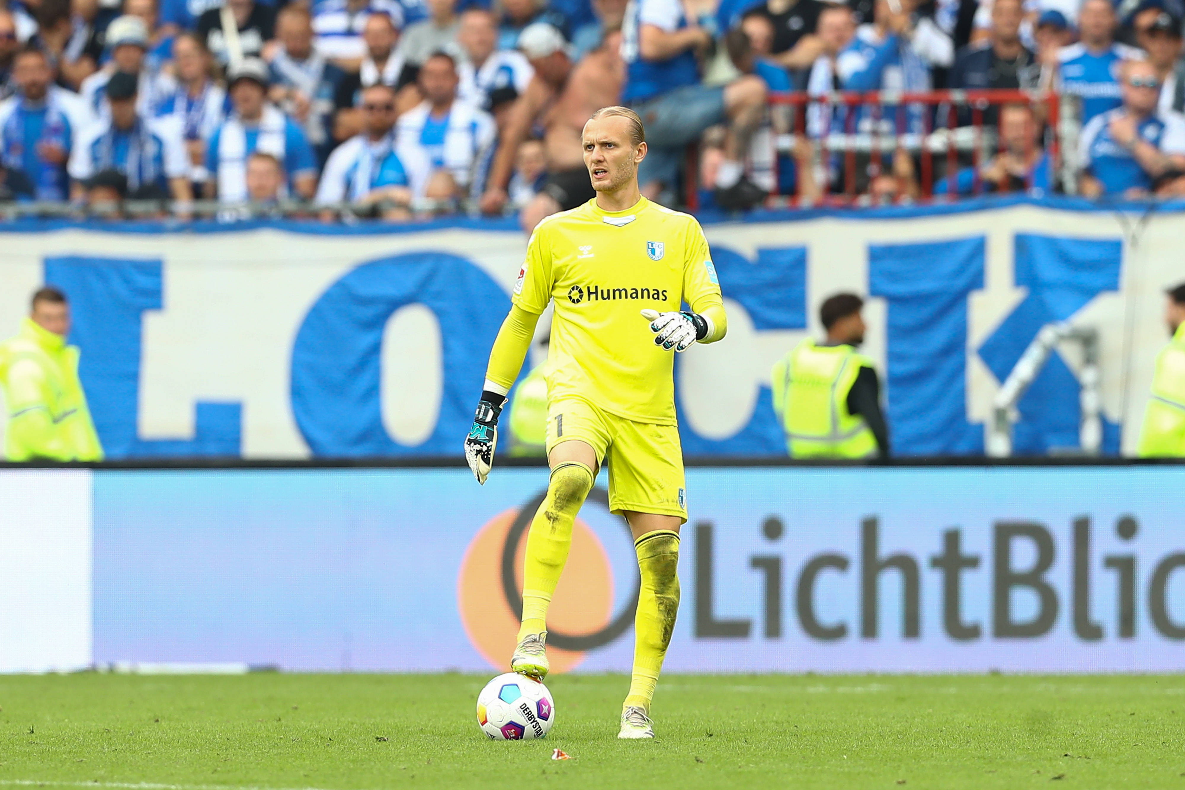 Dominik Reimann führt den Ball mit dem Fuß.