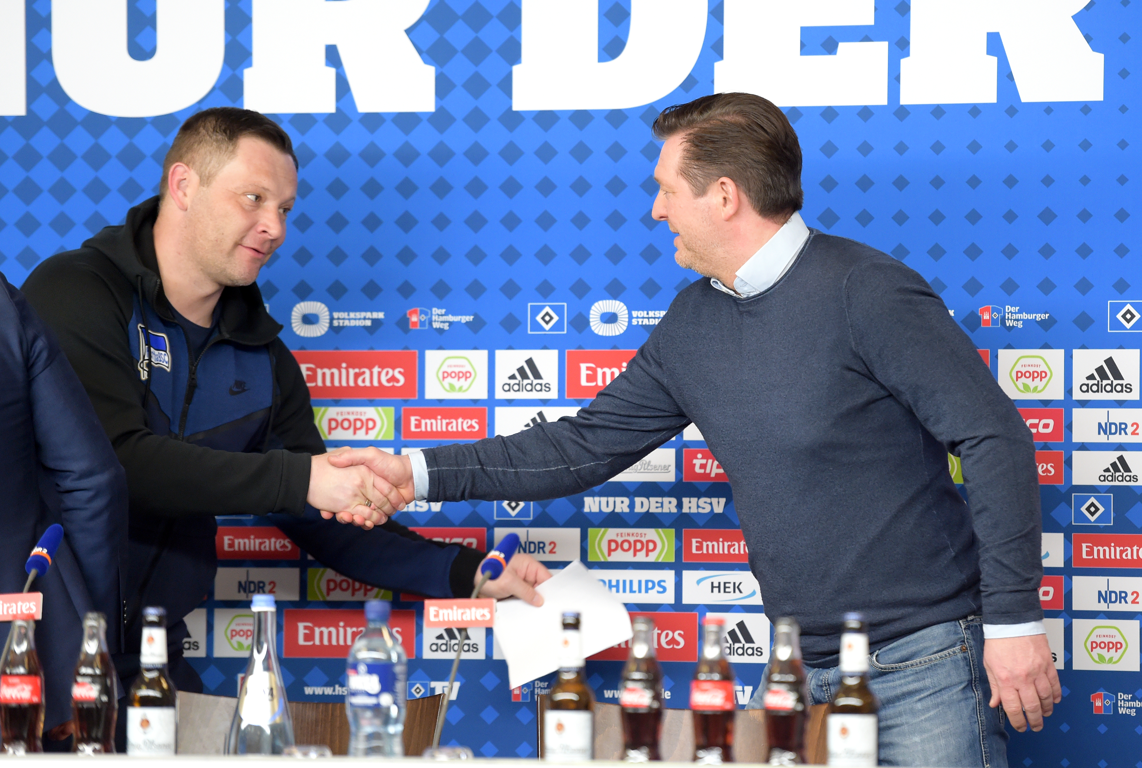 Pàl Dárdai und Christian Titz geben sich die Hand.