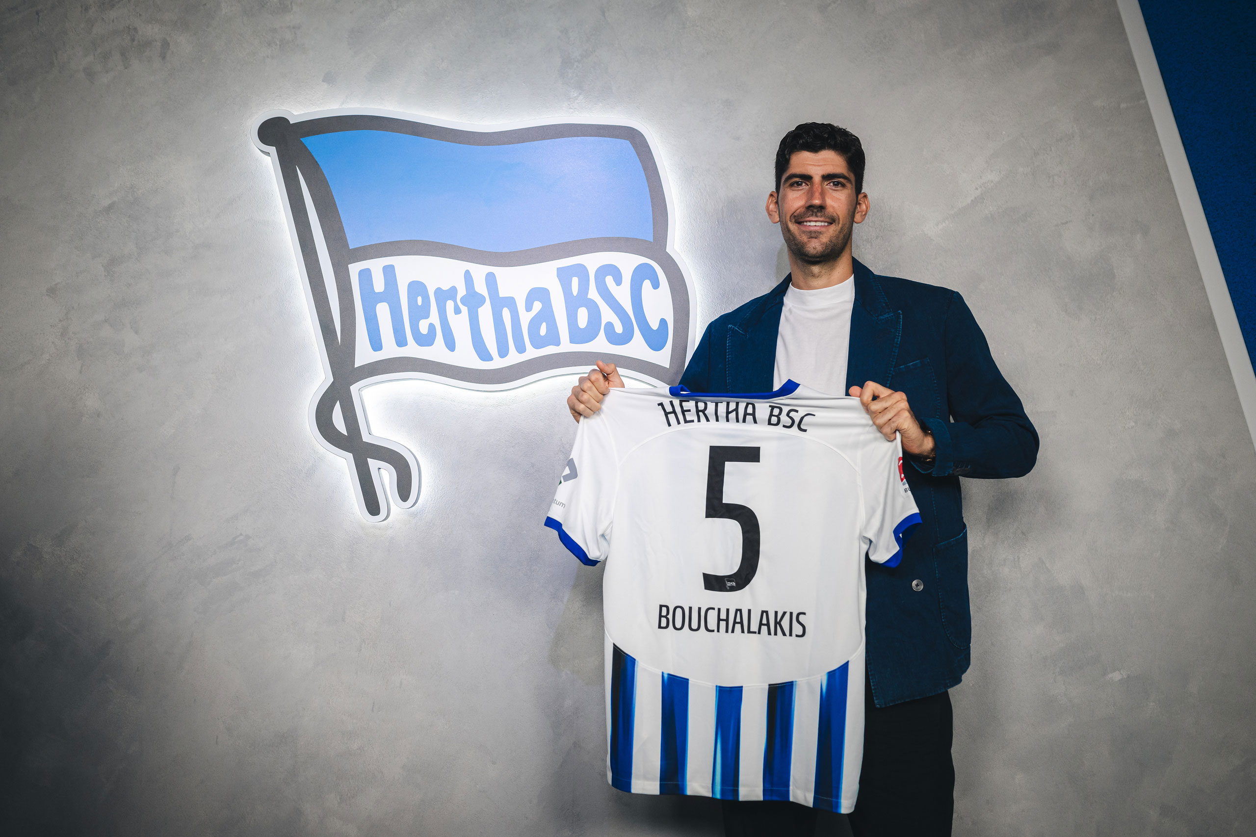 Andreas Bouchalakis präsentiert sein blau-weißes Trikot.