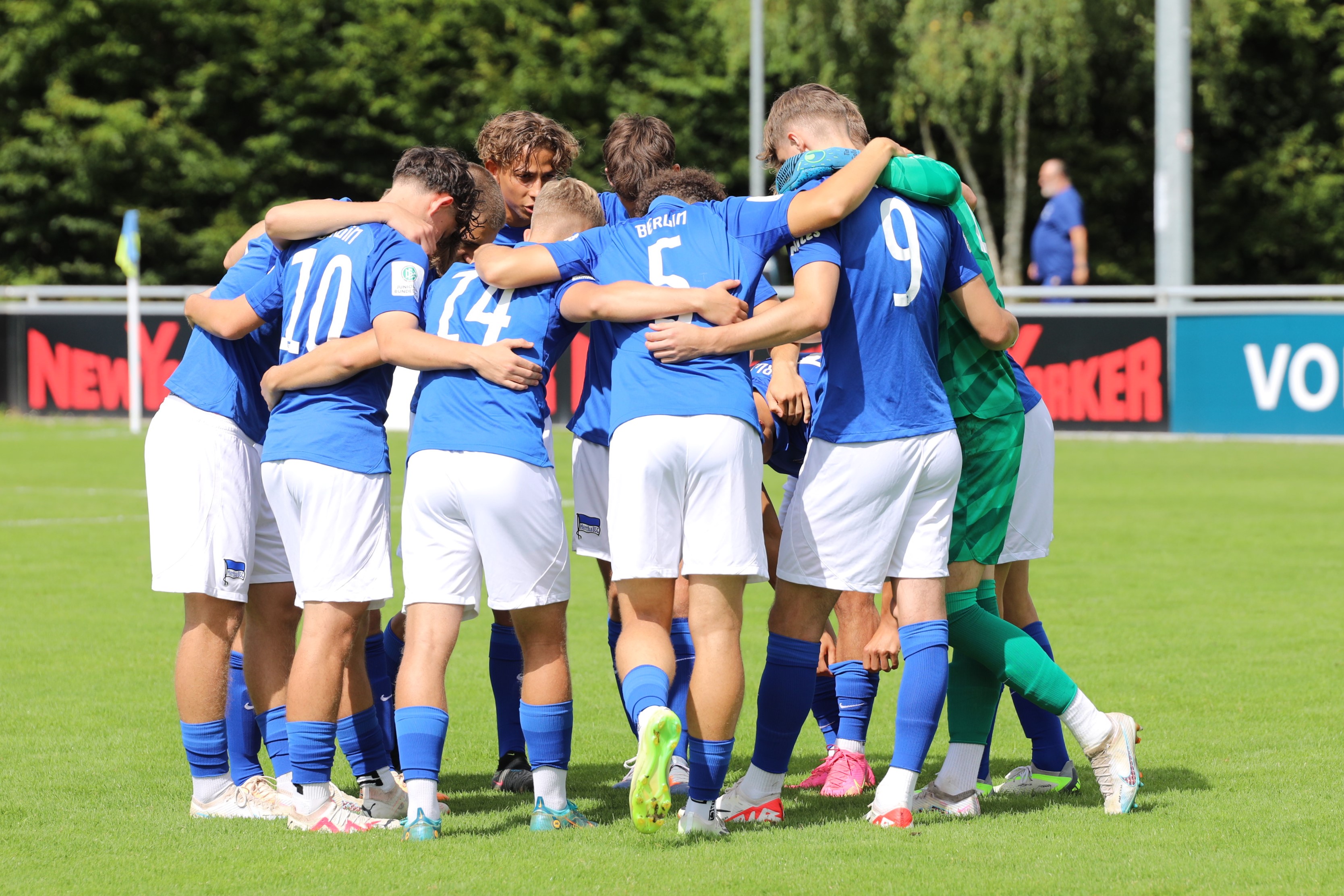 Unsere U19 bildet einen Mannschaftskreis.