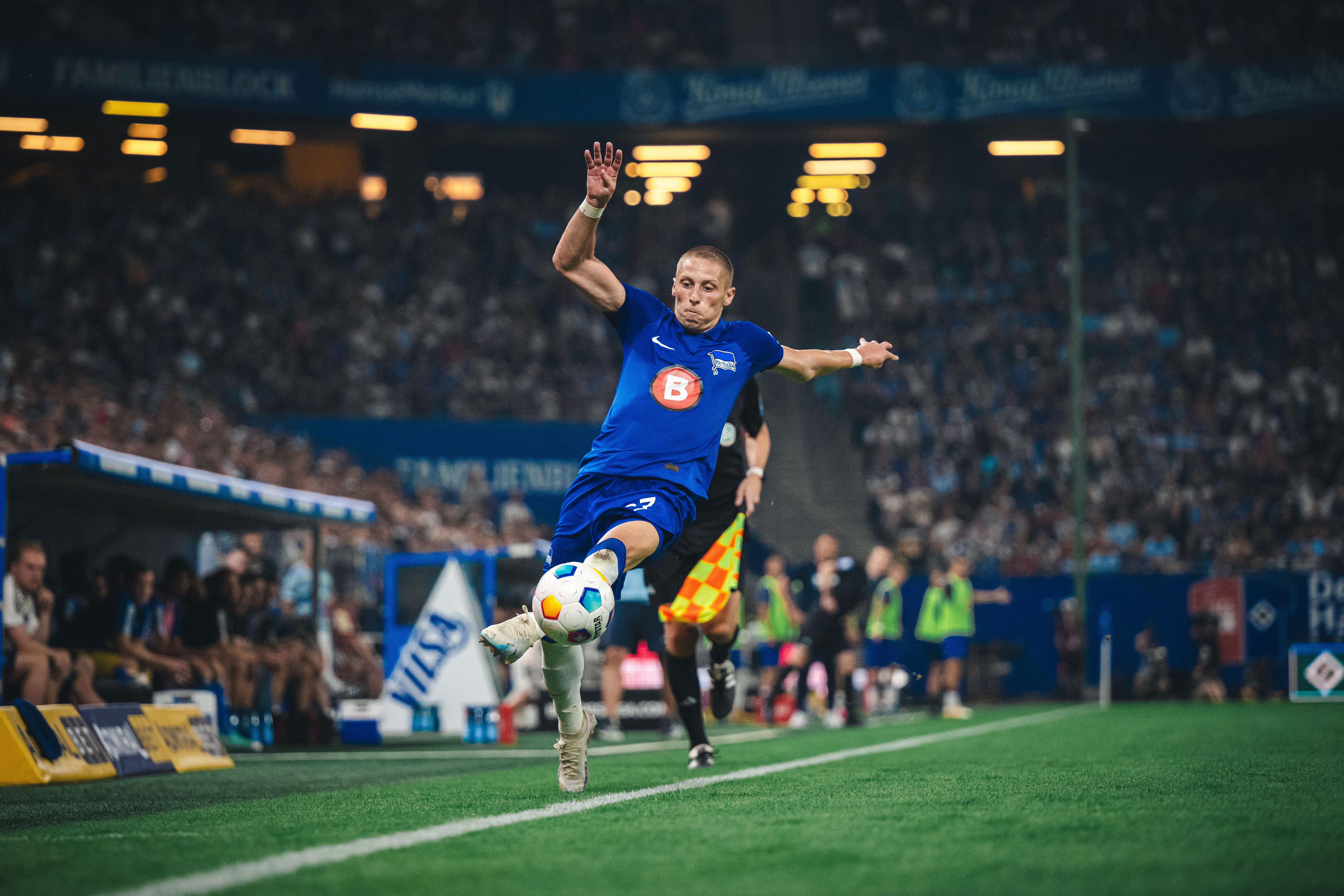 Palkó Dárdai kommt gerade noch an den Ball.
