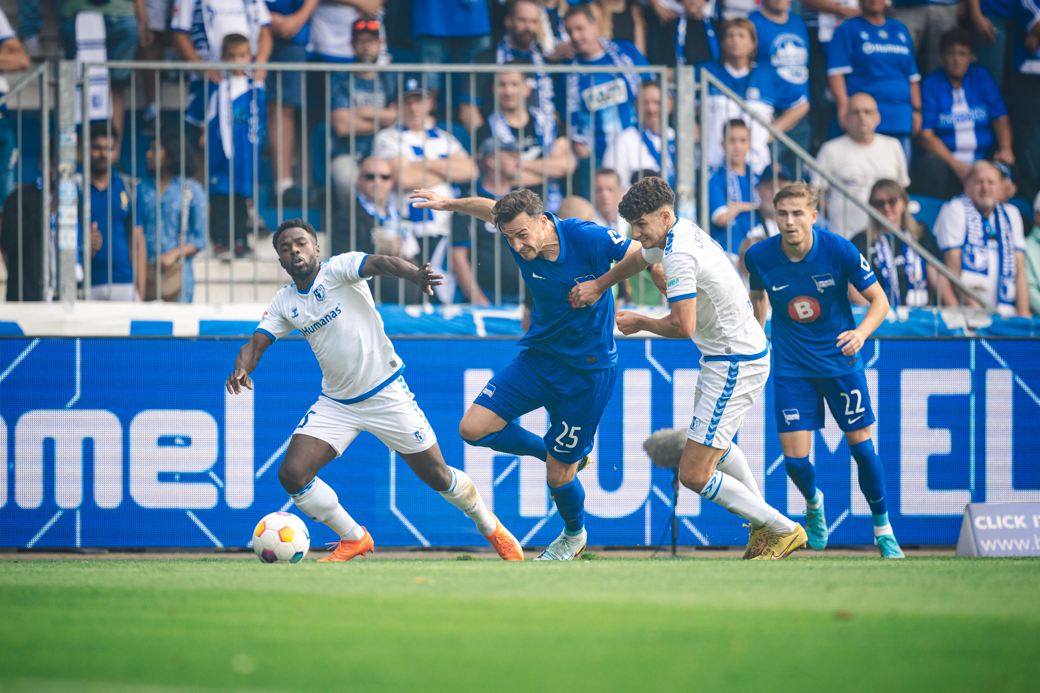 Haris Tabaković competes for the ball.