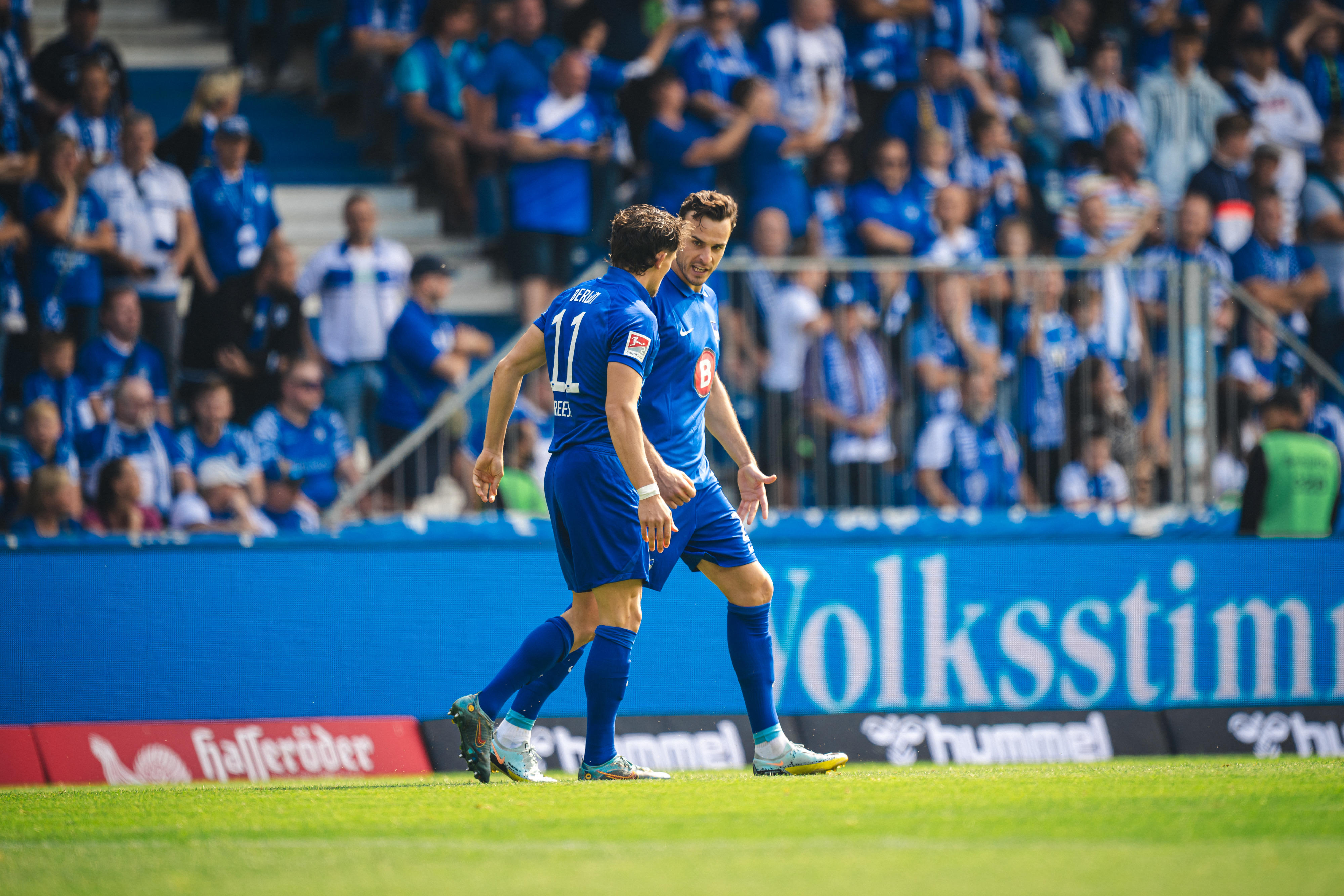 Fabian Reese und Haris Tabaković im Spiel gegen Magdeburg.