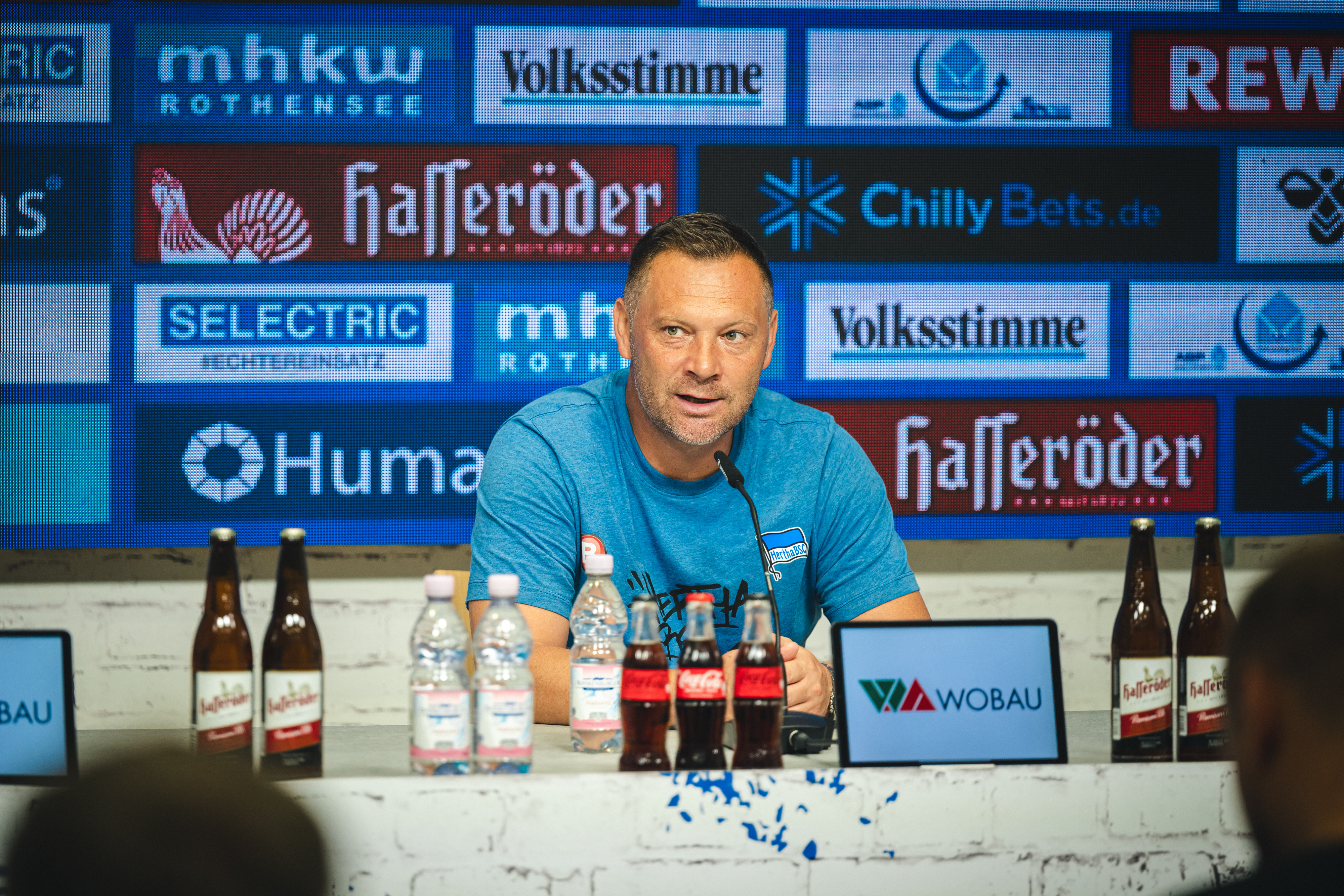 Pál Dárdai spricht auf der Pressekonferenz nach dem Auswärtsspiel in Magdeburg.