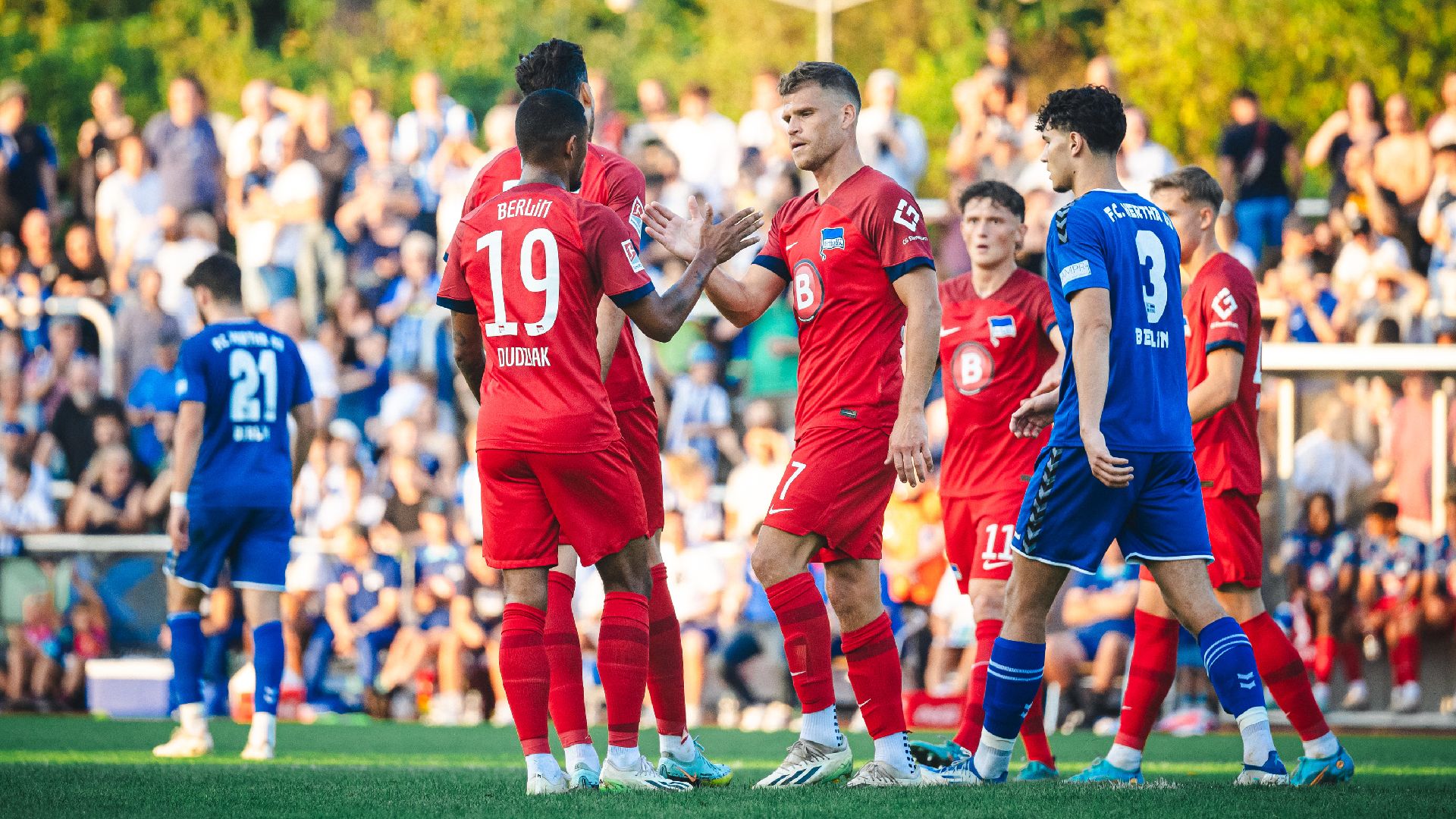 Dudziak und Niederlechner klatschen nach dem 1:0 ab.