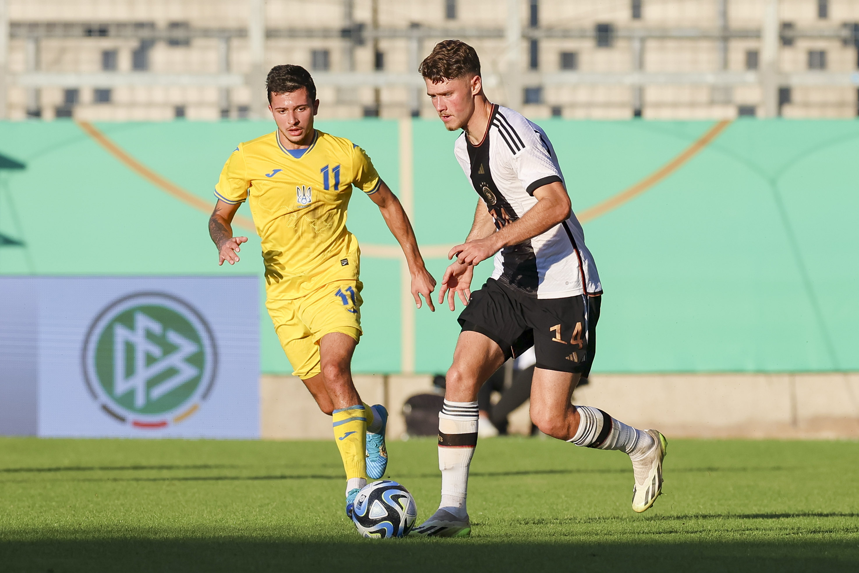 Nazar Voloshyn (Ukraine) und Linus Gechter (Germany) kaempfen um den Ball.