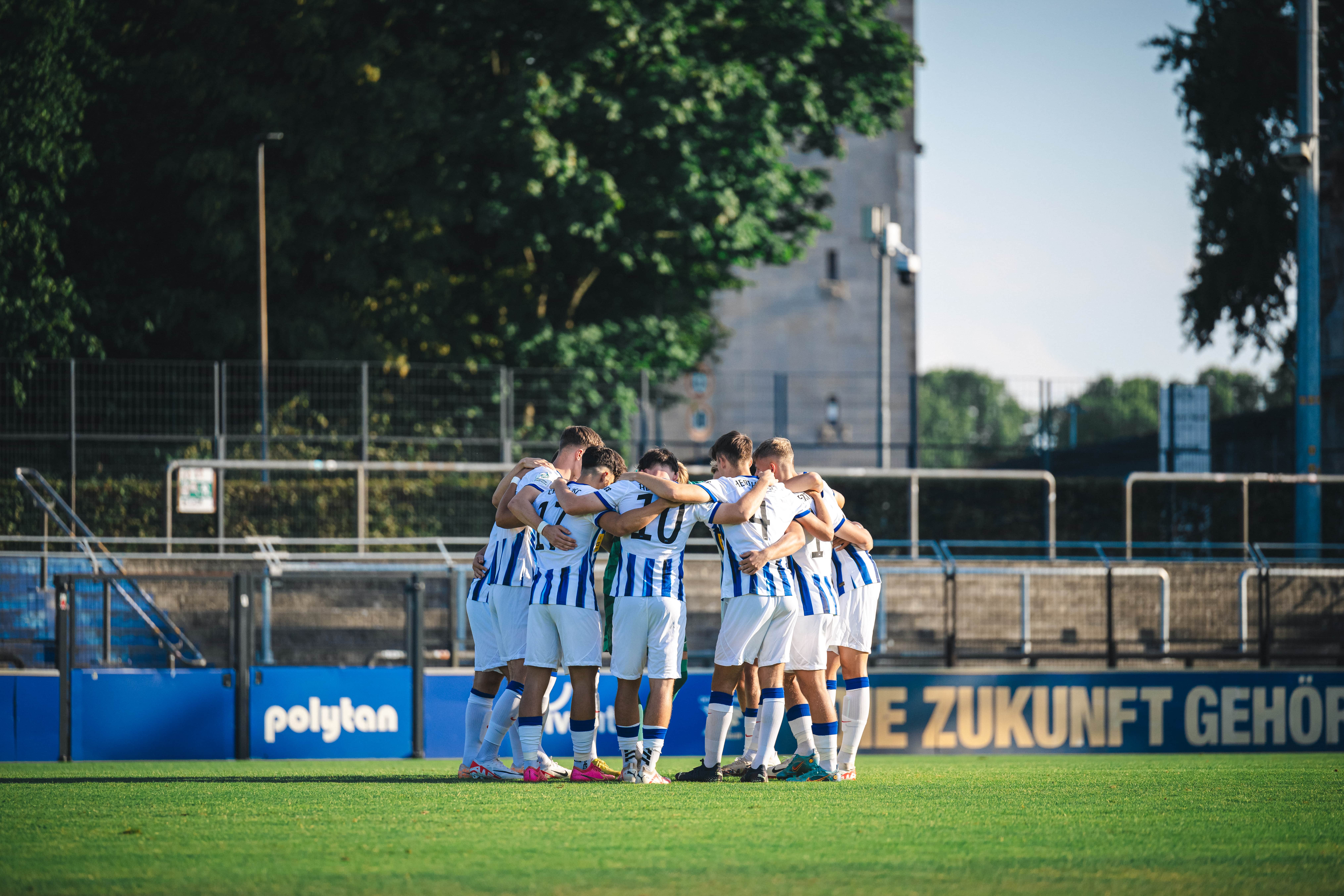 Die U19 bildet einen Mannschaftskreis.