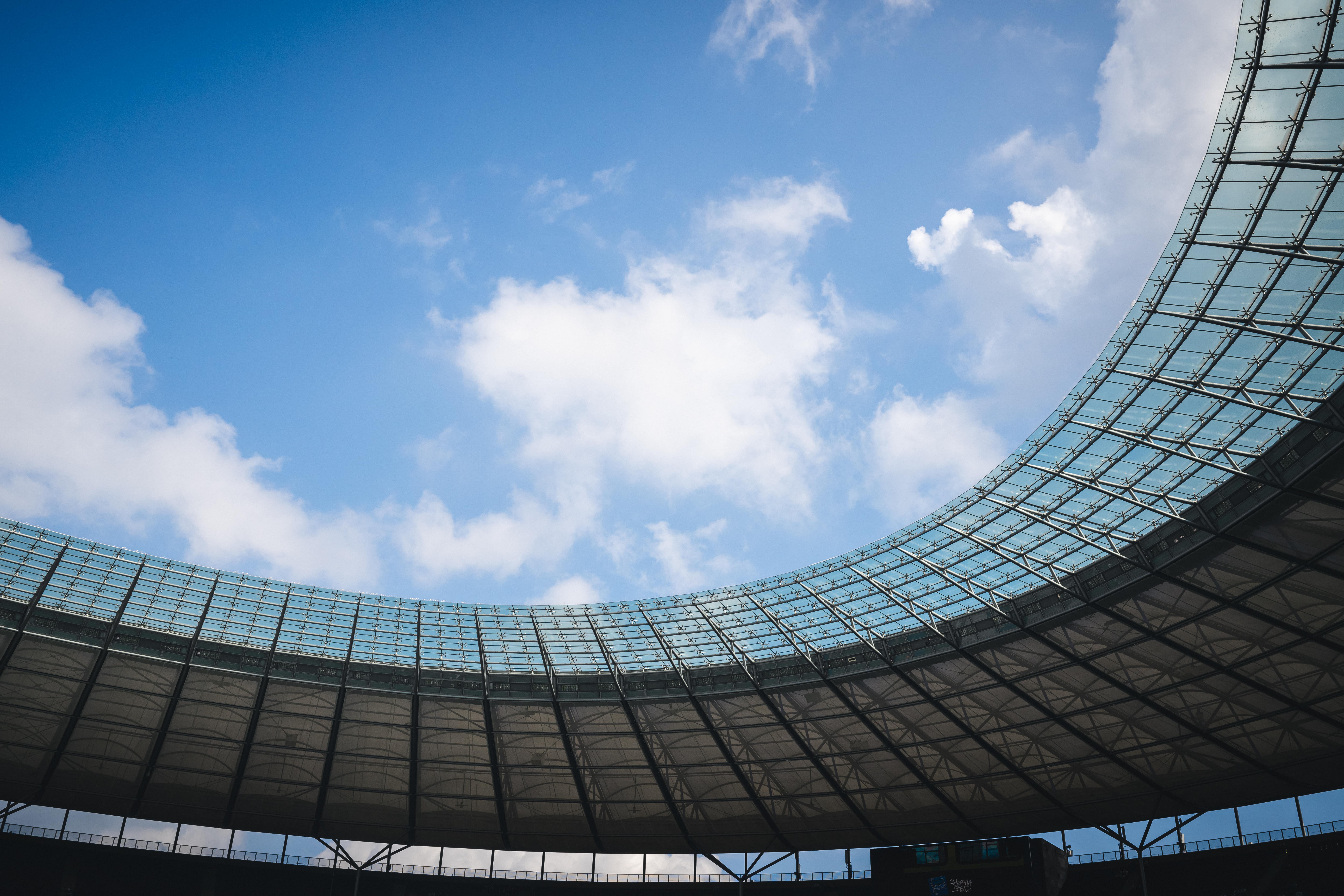 Das Olympiastadion mit blauem Himmel.