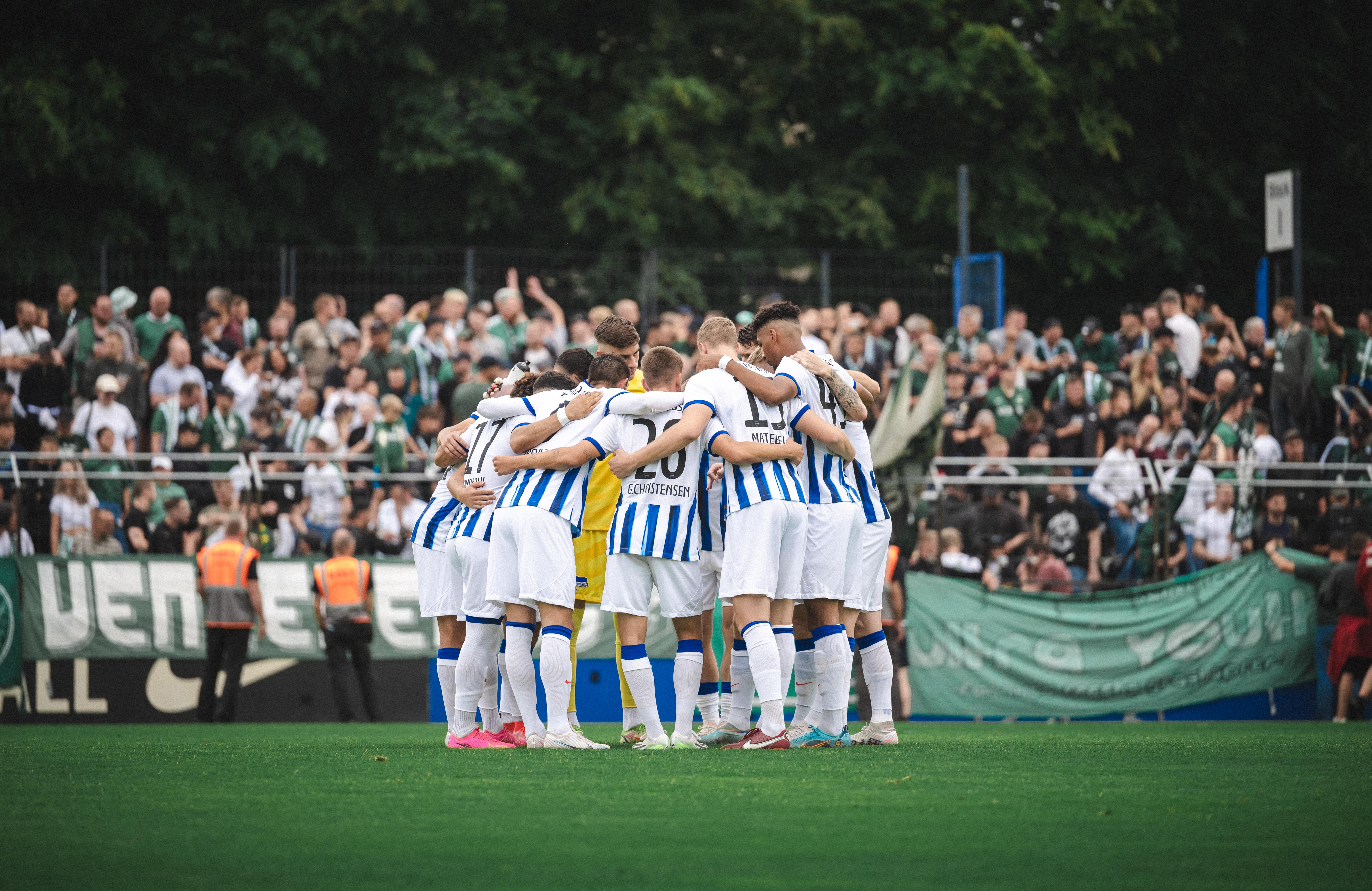 Die U23 bildet einen Mannschaftskreis.