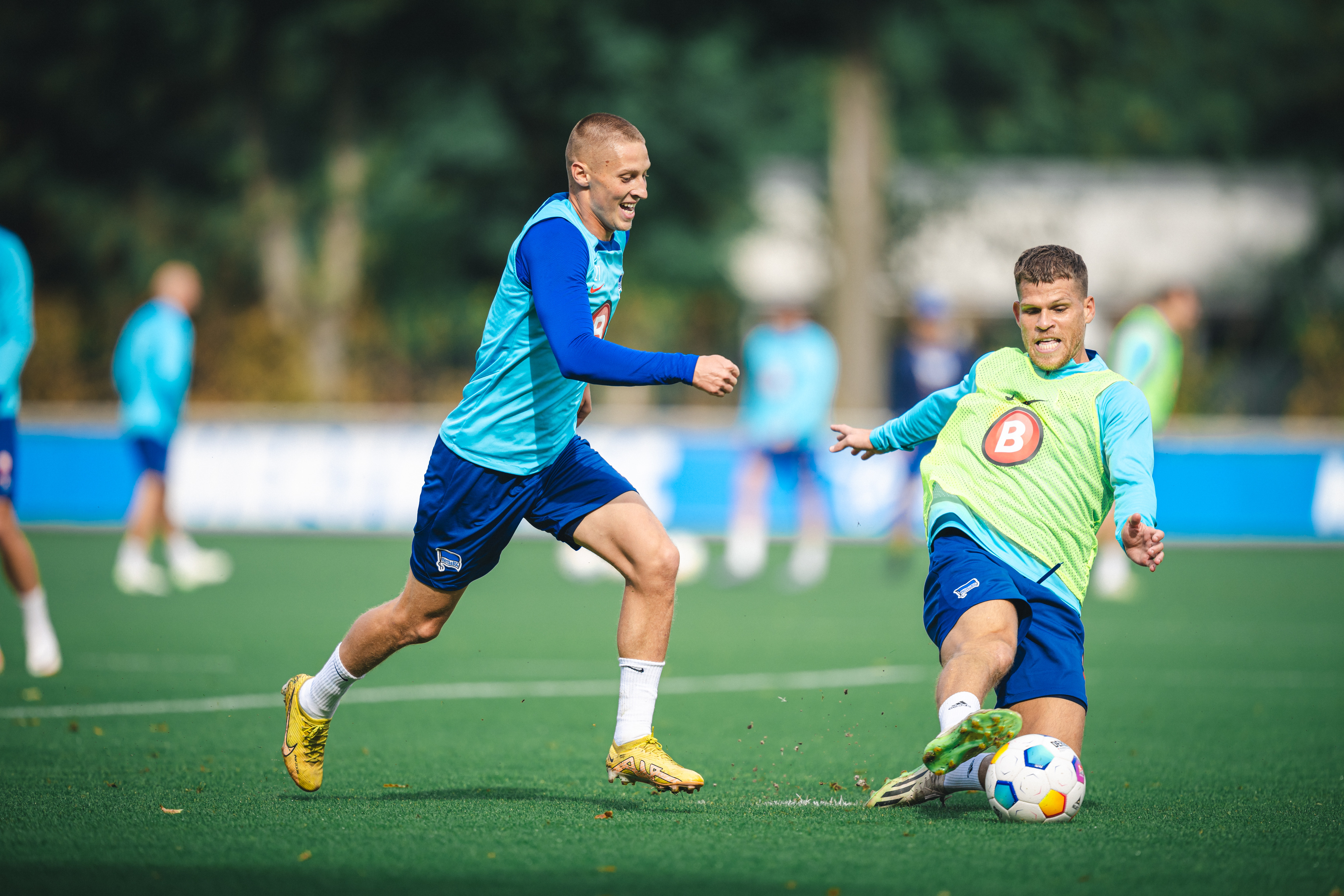 Palkó Dardai and Florian Niederlechner get stuck in.