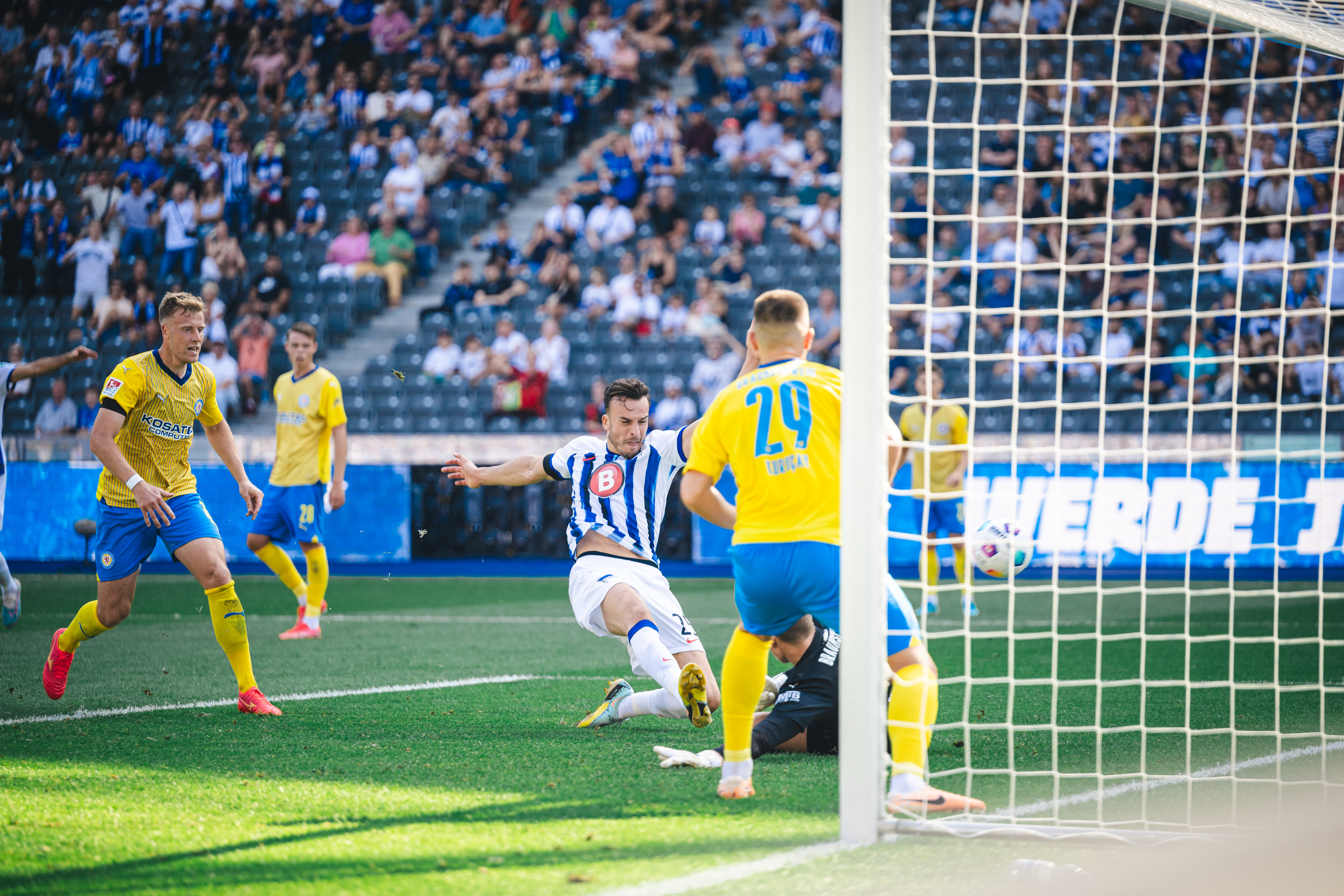 Haris Tabaković erzielt das 1:0.