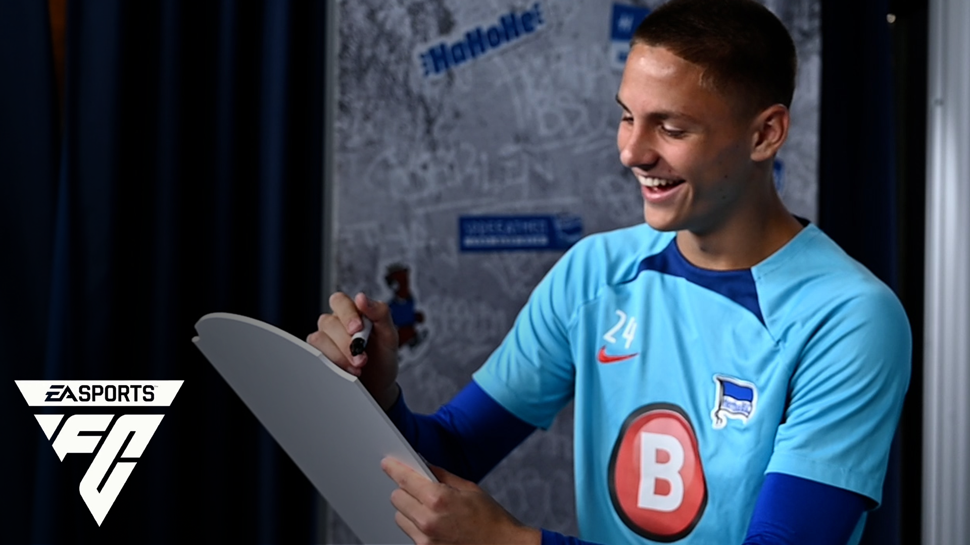 Bence Dárdai auf der Grafik zum Karten ratzen.