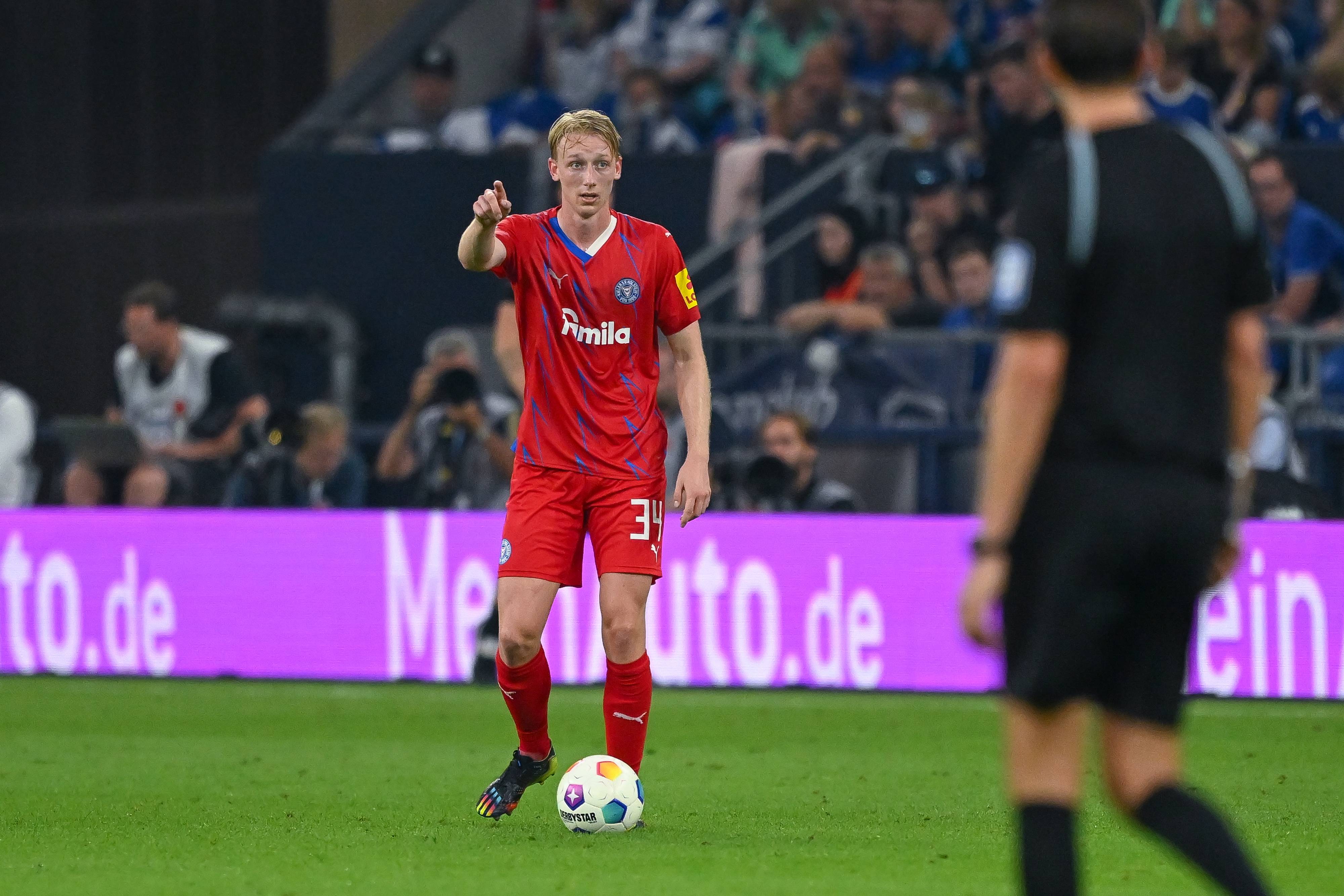 Colin Kleine-Bekel führt den Ball und gestikuliert gleichzeitig mit dem Arm.