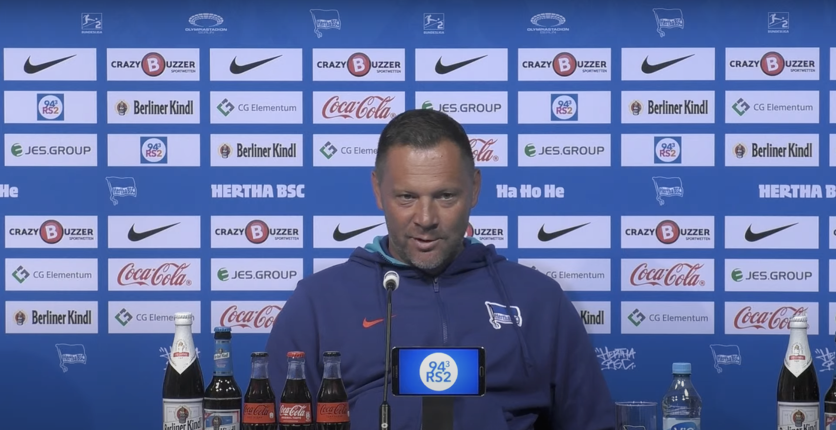 Pál Dárdai spricht auf der Pressekonferenz vor Kiel.