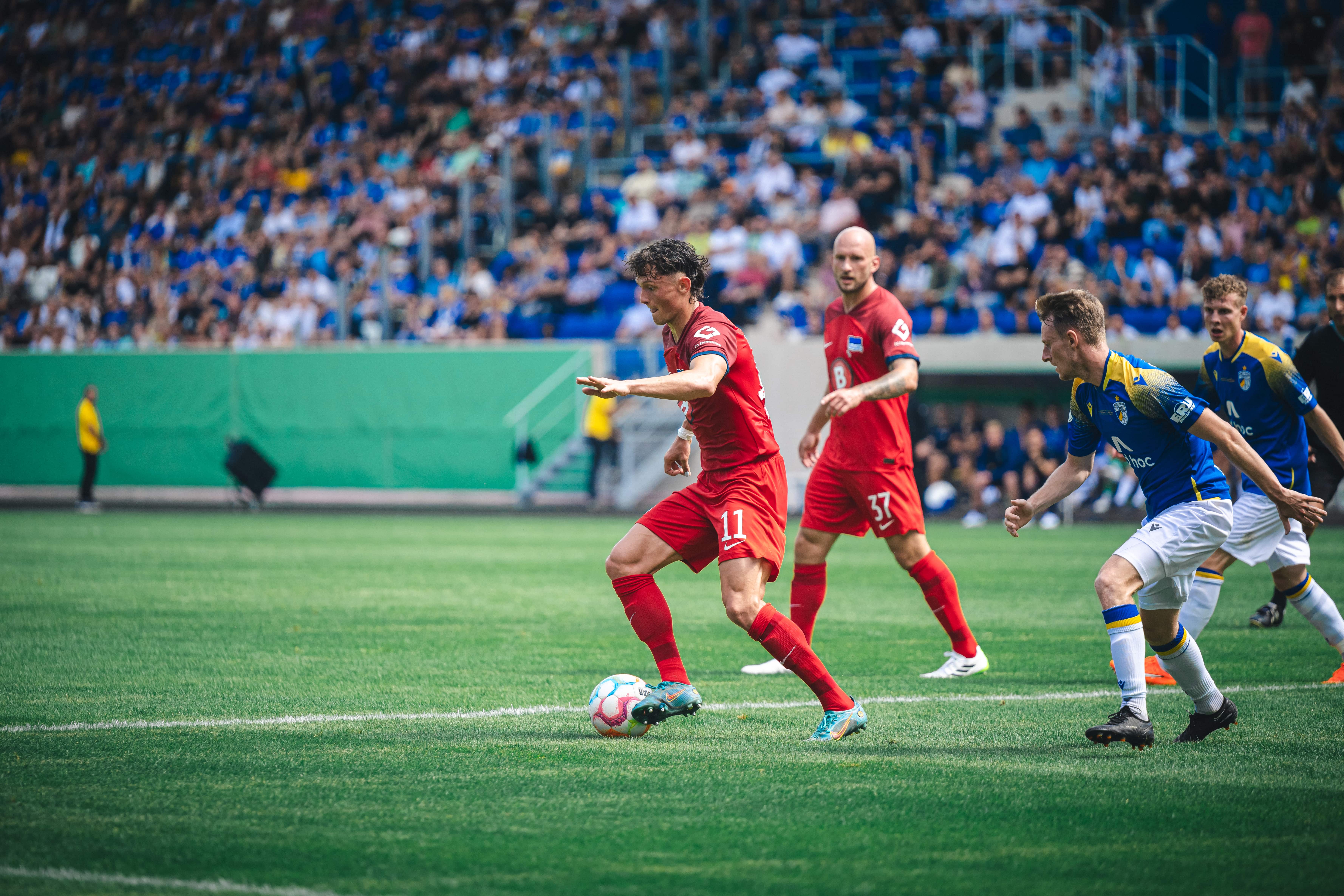 Fabian Reese im DFB-Pokal-Spiel gegen Carl-Zeiss Jena.