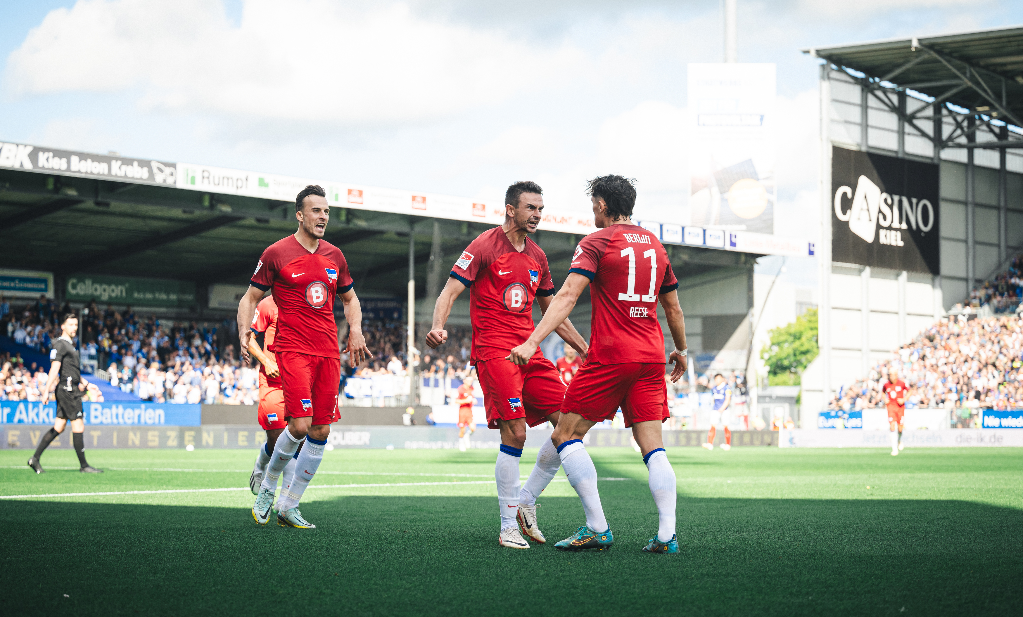 Haris Tabaković, Smail Prevljak and Fabian Reese celebrate a goal.