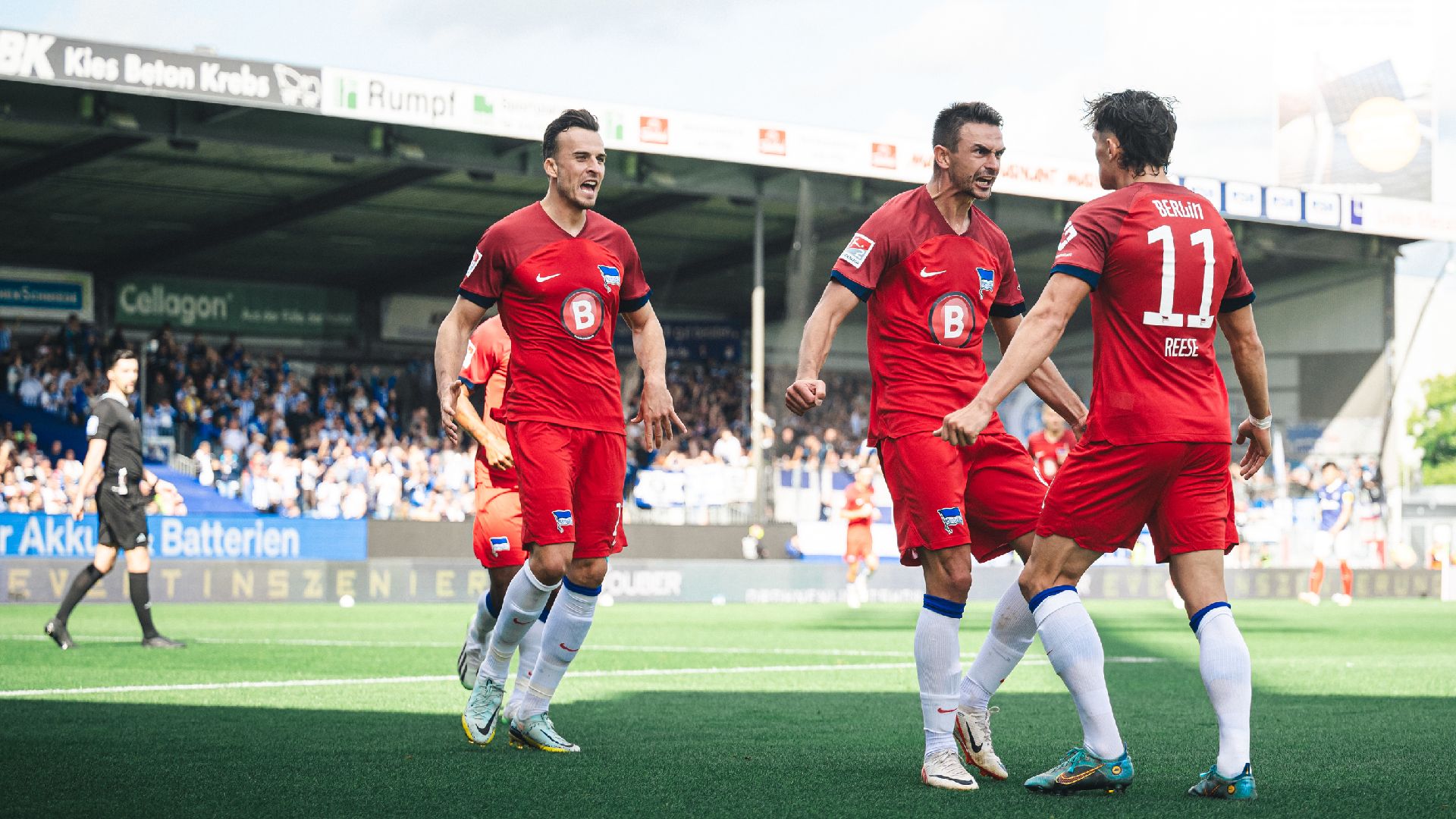 Haris Tabaković, Smail Prevljak and Fabian Reese celebrate a goal.