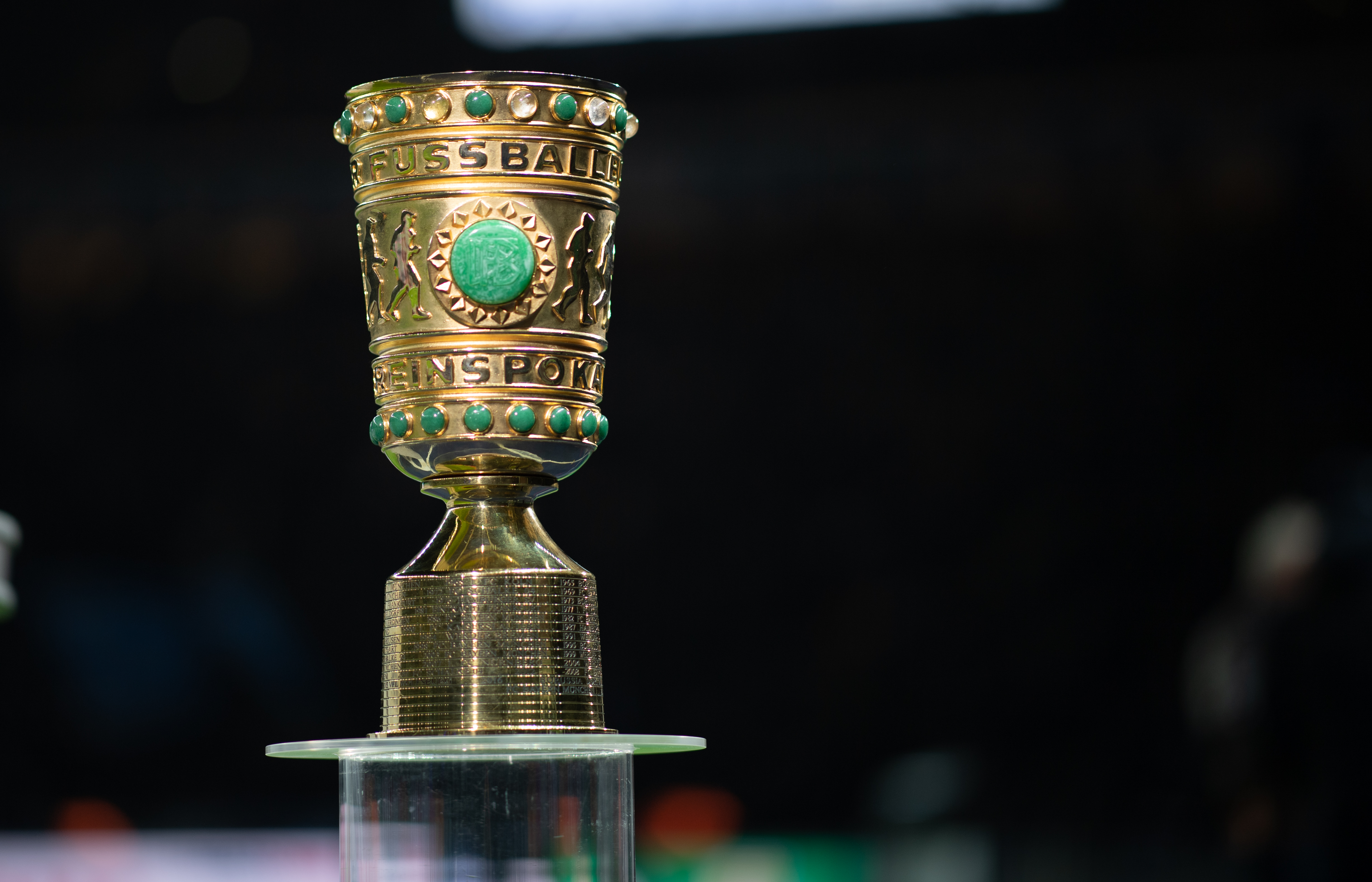 Der DFB-Pokal bei Nacht.