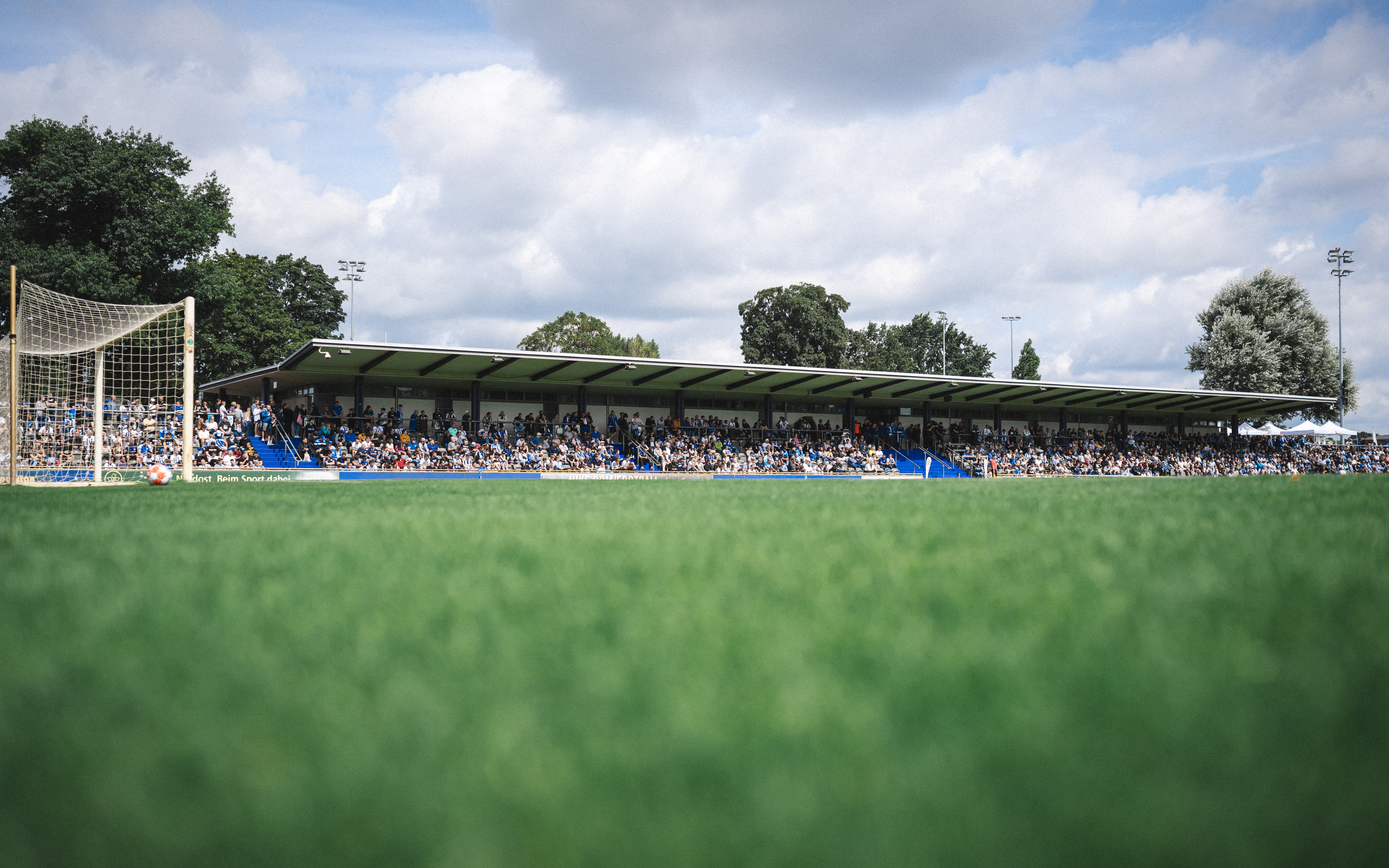 Eine volle Tribüne im Stadion am Wurfplatz/Amateurstadion.