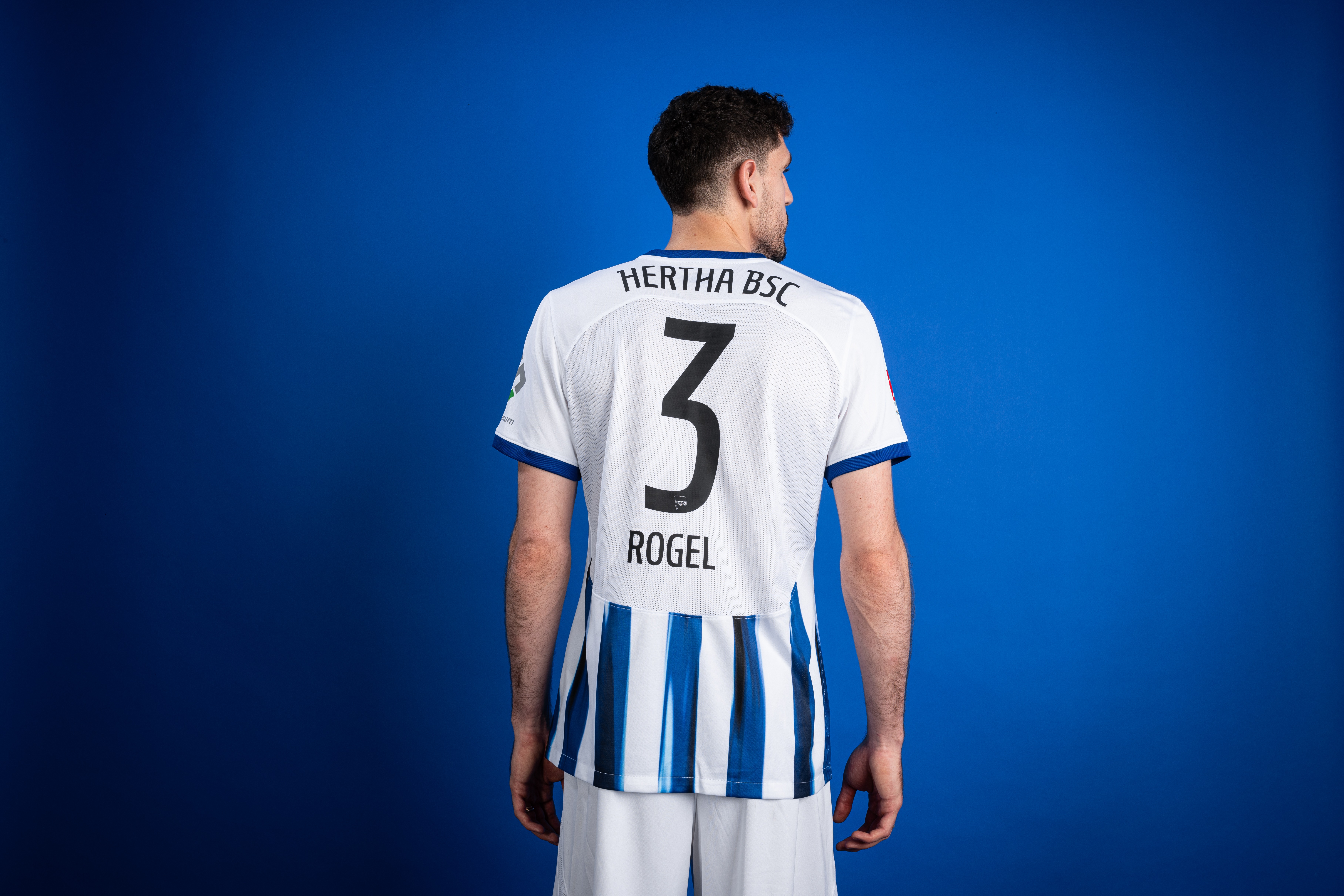 Agustín Rogel zeigt seine Rückennummer.