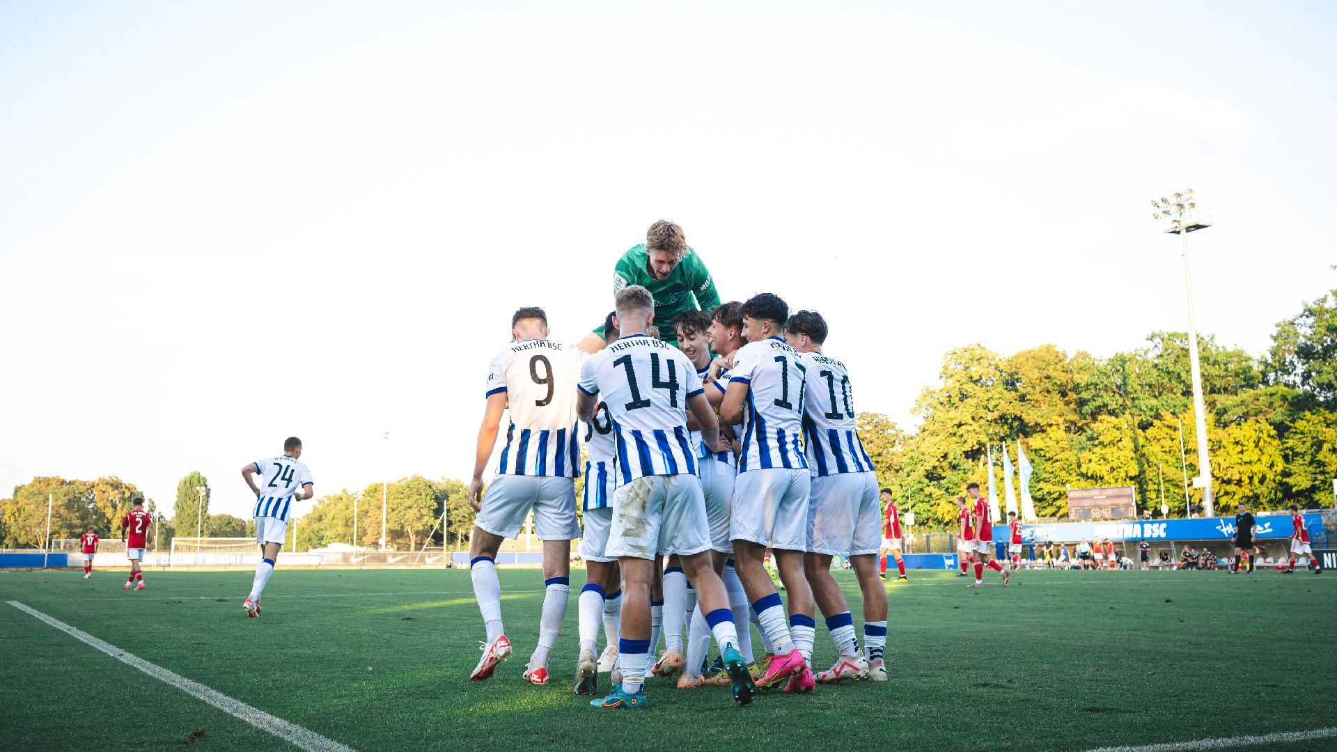 Unsere U19 bejubelt einen Treffer.