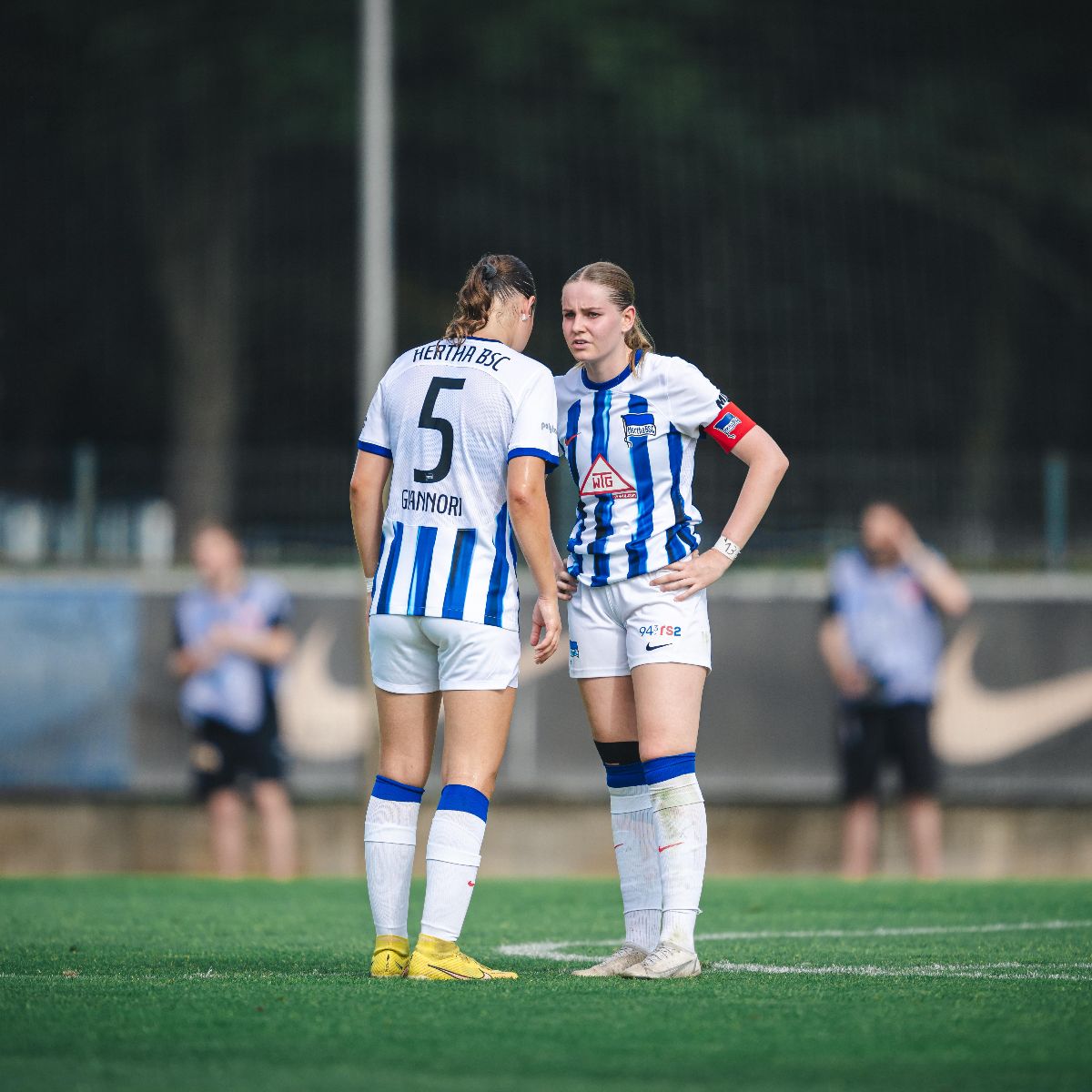 Nora Giannori und Elina Frieauff im Gespräch.