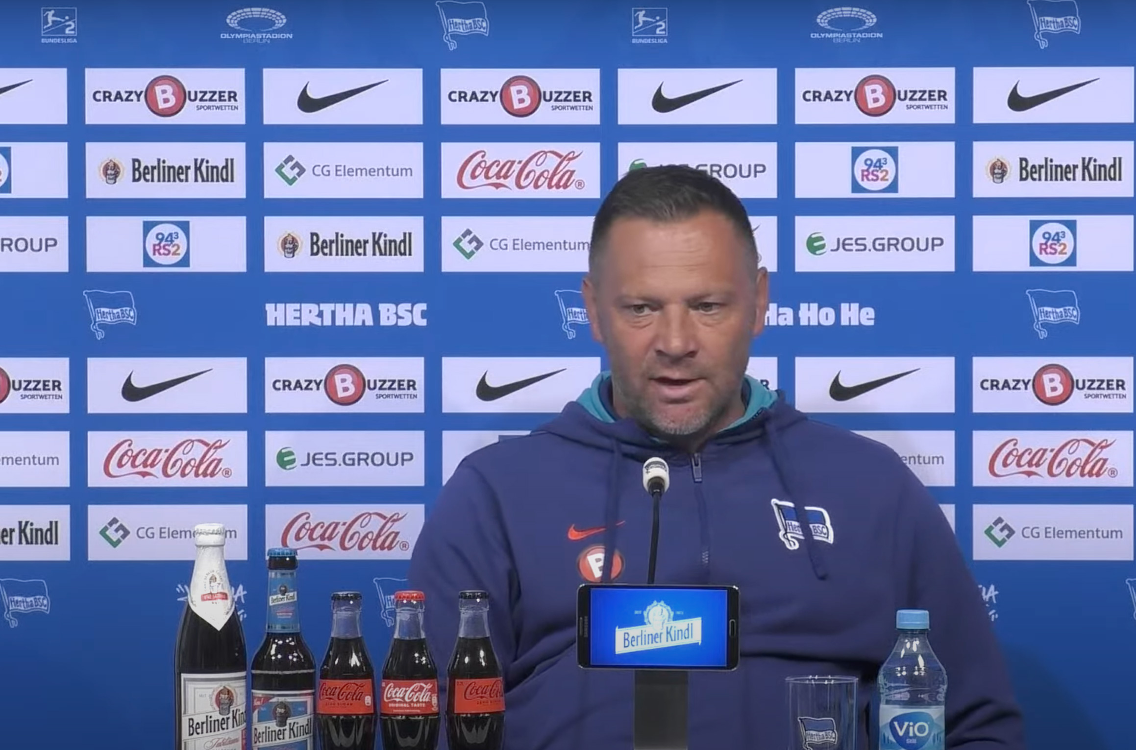 Pál Dárdai spricht auf der Pressekonferenz.