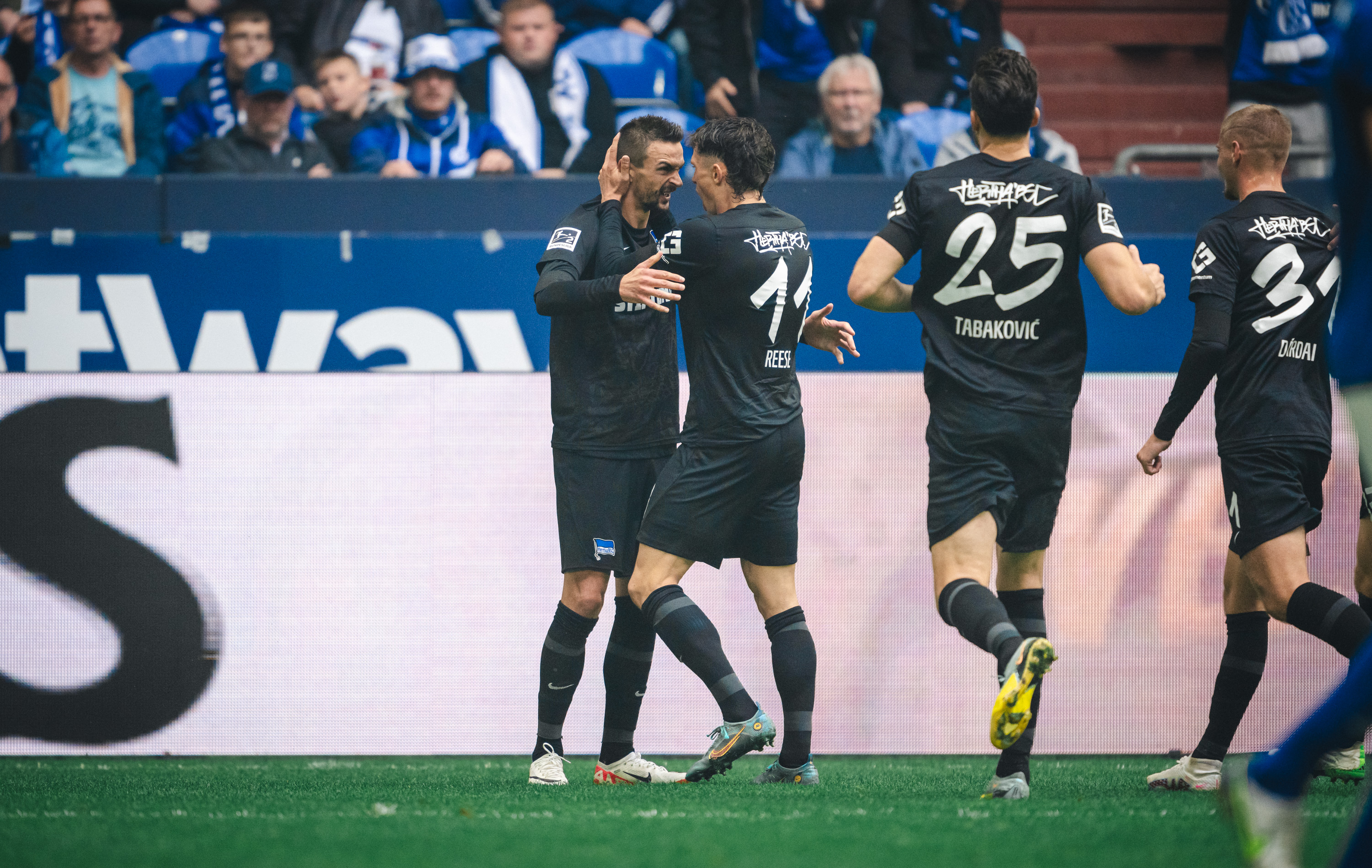 Smail Prevljak und Fabian Reese jubeln über das 1:0.