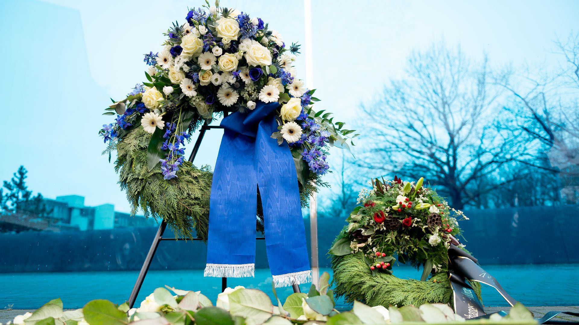 Ein Trauerkranz in Blau und Weiß.