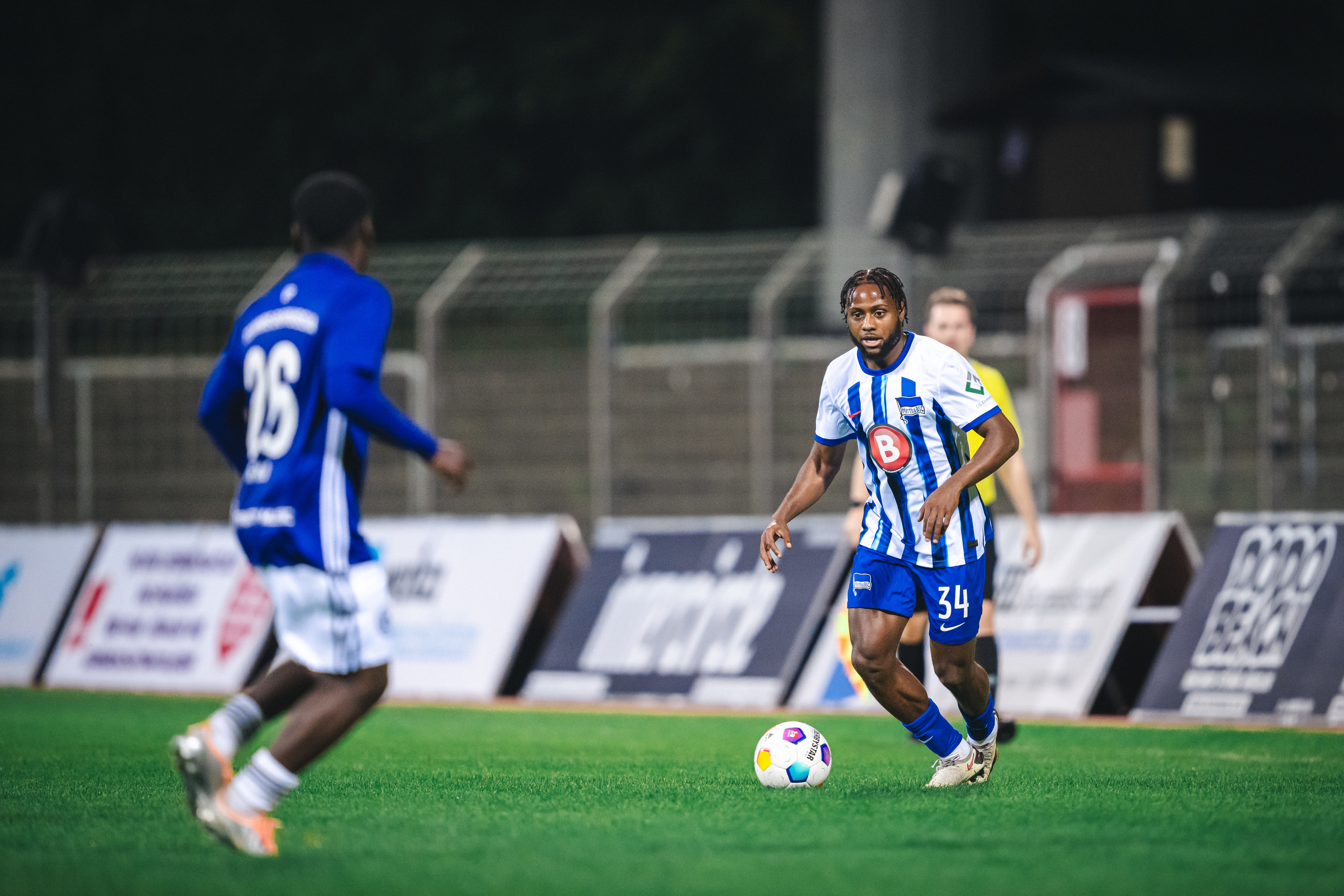 Deyovaisio Zeefuik mit dem Ball am Fuß.