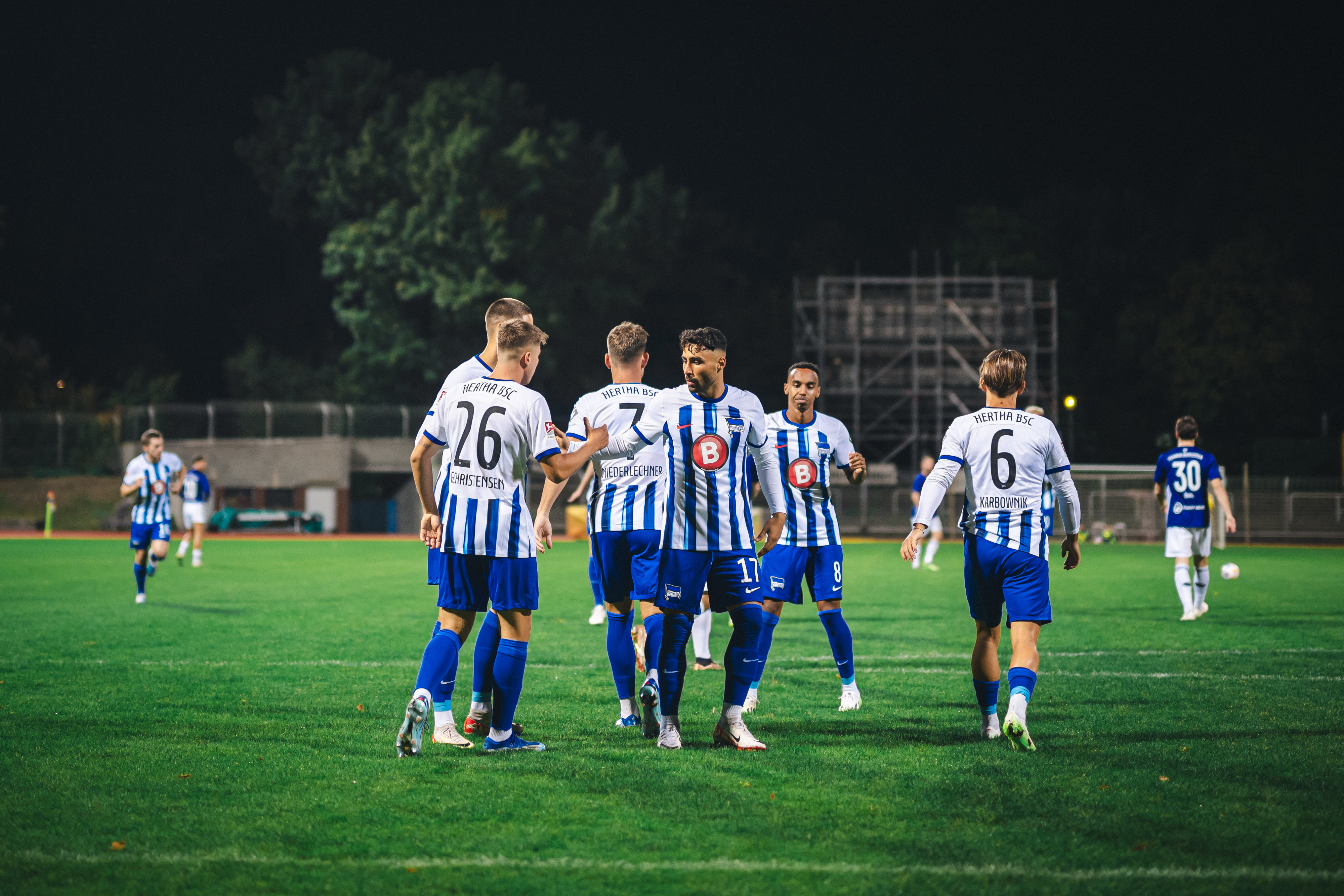 Unsere Spieler jubeln über einen Treffer.