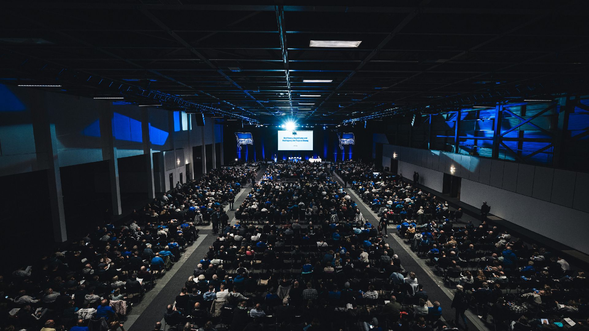 Die voll besetzte Messehalle.